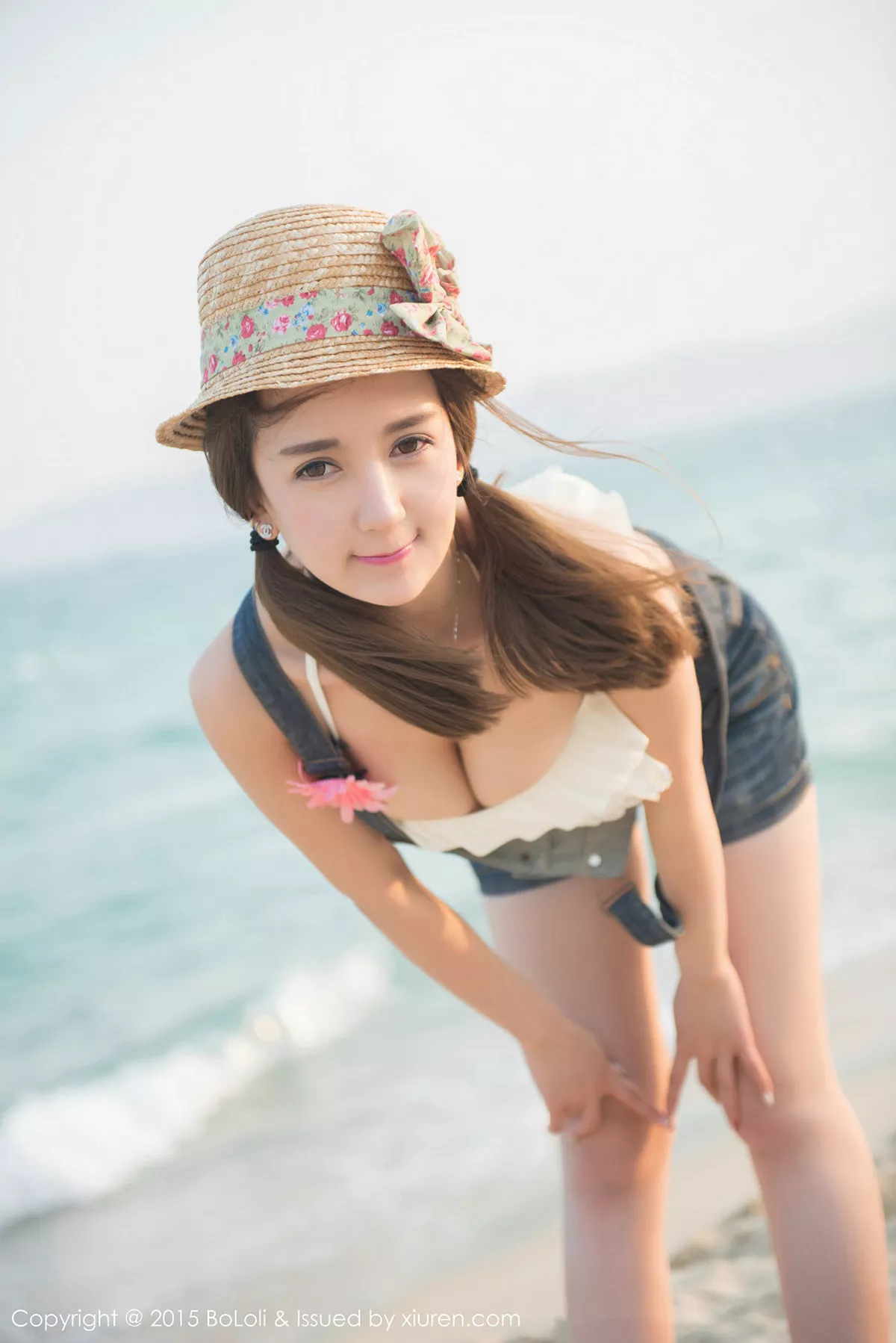 秀人集.com_[BoLoli波萝社]Vol.015_嫩模小潘鼠三亚旅拍吊带牛仔裙完美身材丰满写真80P