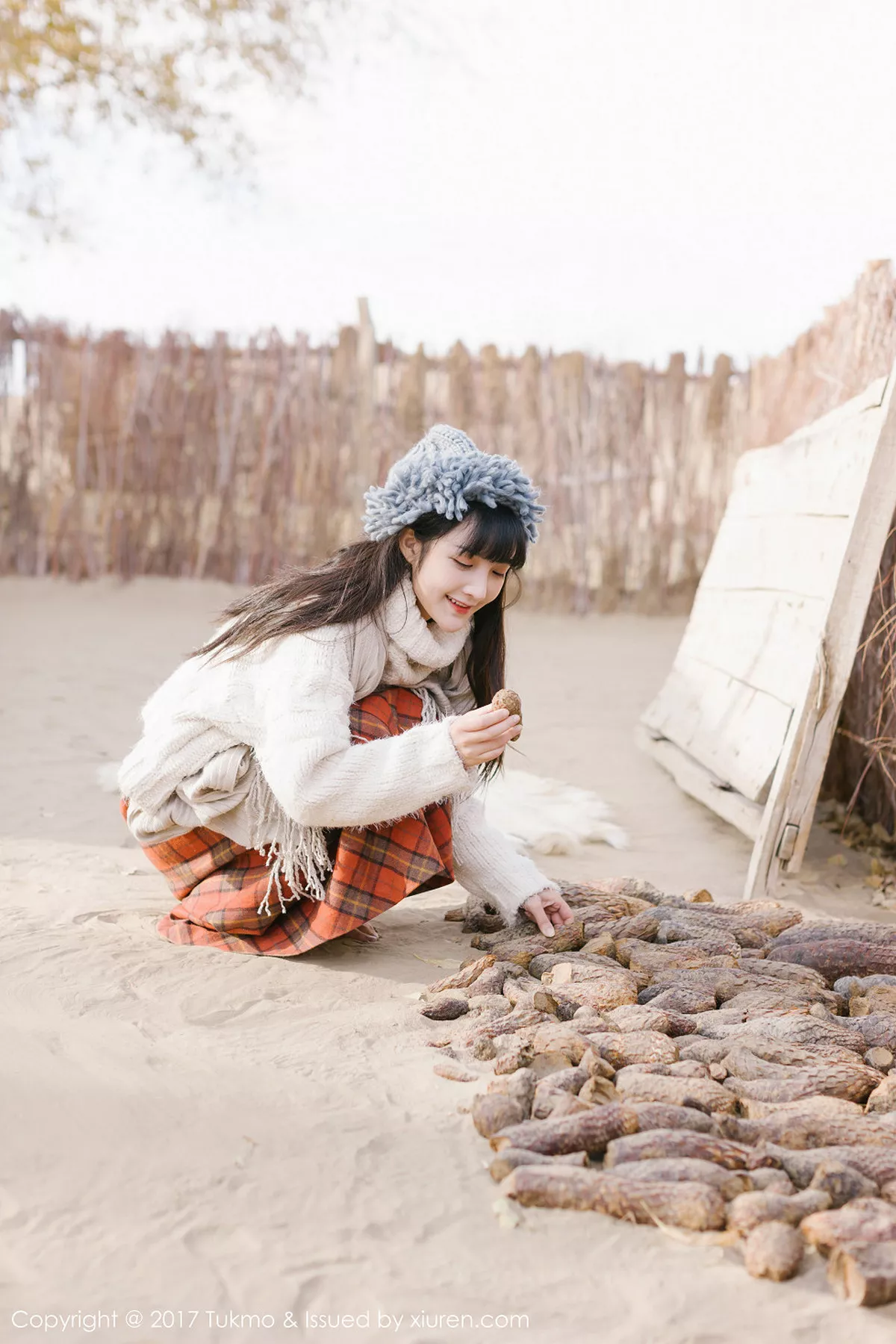 秀人集.com_[Tukmo兔几盟]Vol.098_美女主播之应冬日栅栏里的阳光美少女清新迷人写真40P