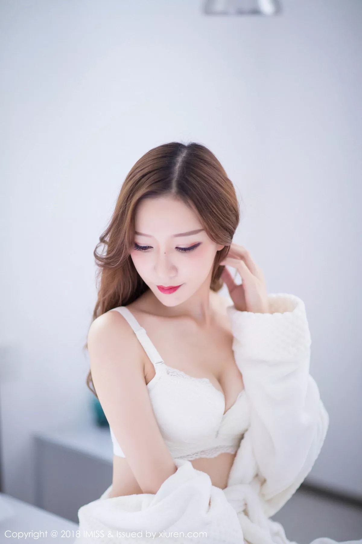 秀人集.com_[IMISS爱蜜社]Vol.233_新人嫩模小琳白色蕾丝连身裙+私房浴袍秀豪乳诱惑写真44P