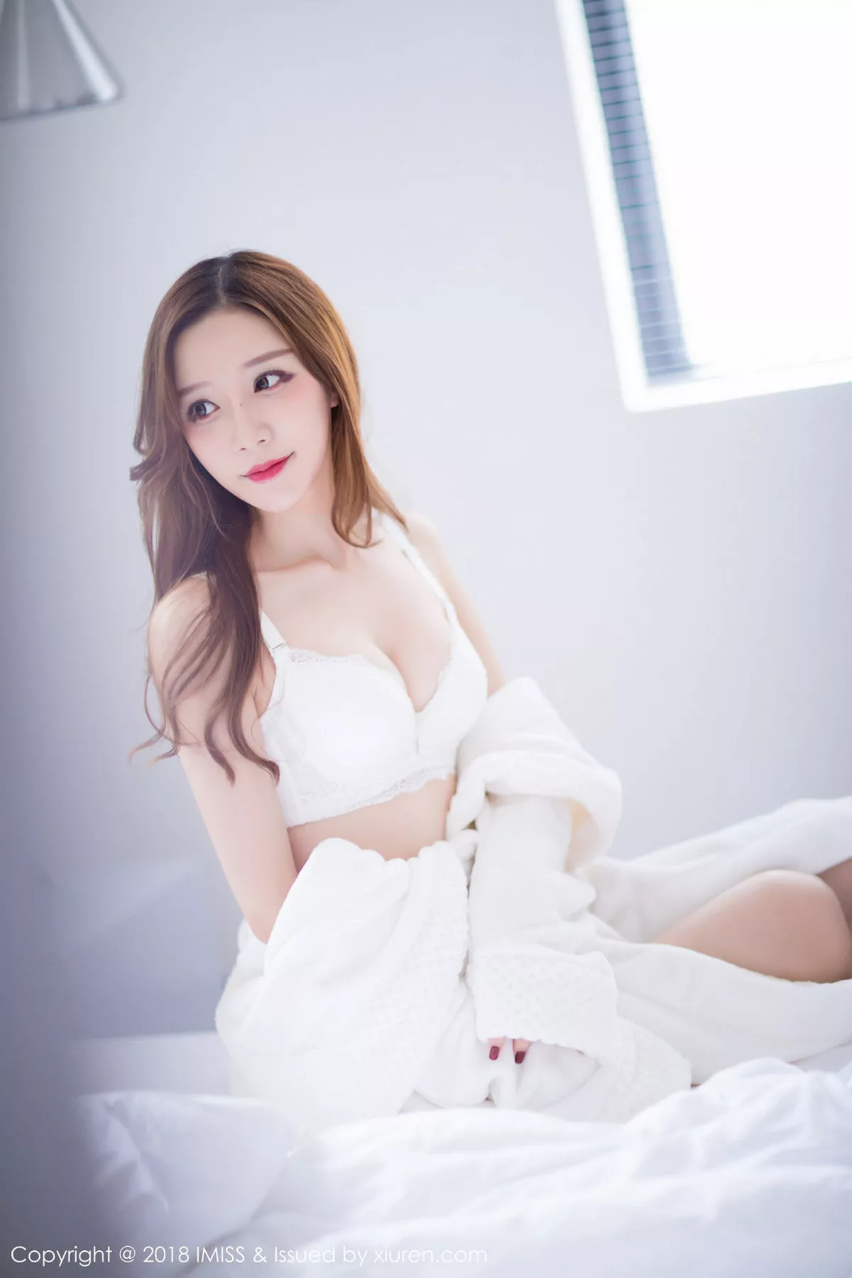秀人集.com_[IMISS爱蜜社]Vol.233_新人嫩模小琳白色蕾丝连身裙+私房浴袍秀豪乳诱惑写真44P