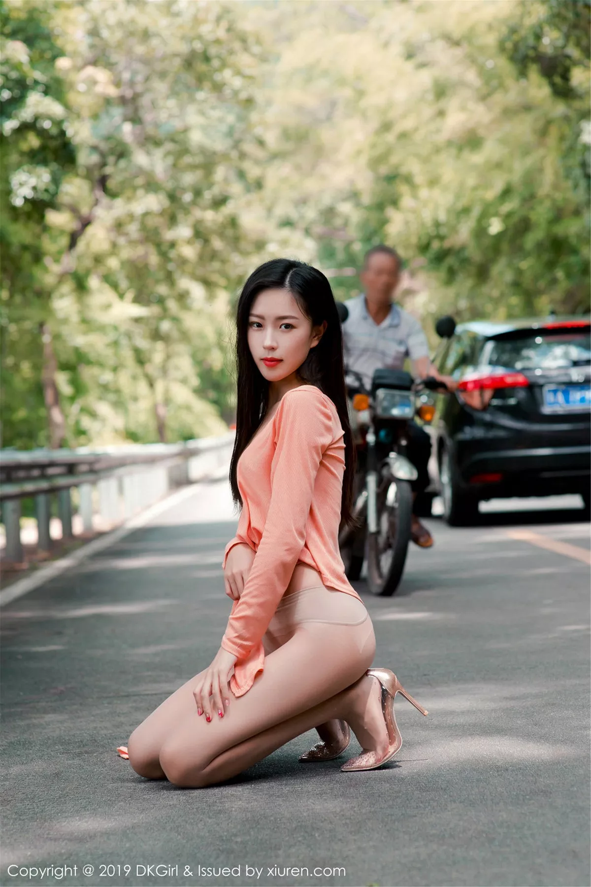 秀人集.com_[DKGirl御女郎]Vol.114_嫩模小子怡Alice户外露天车拍系列无内肉丝裤袜惹火诱惑写真48P