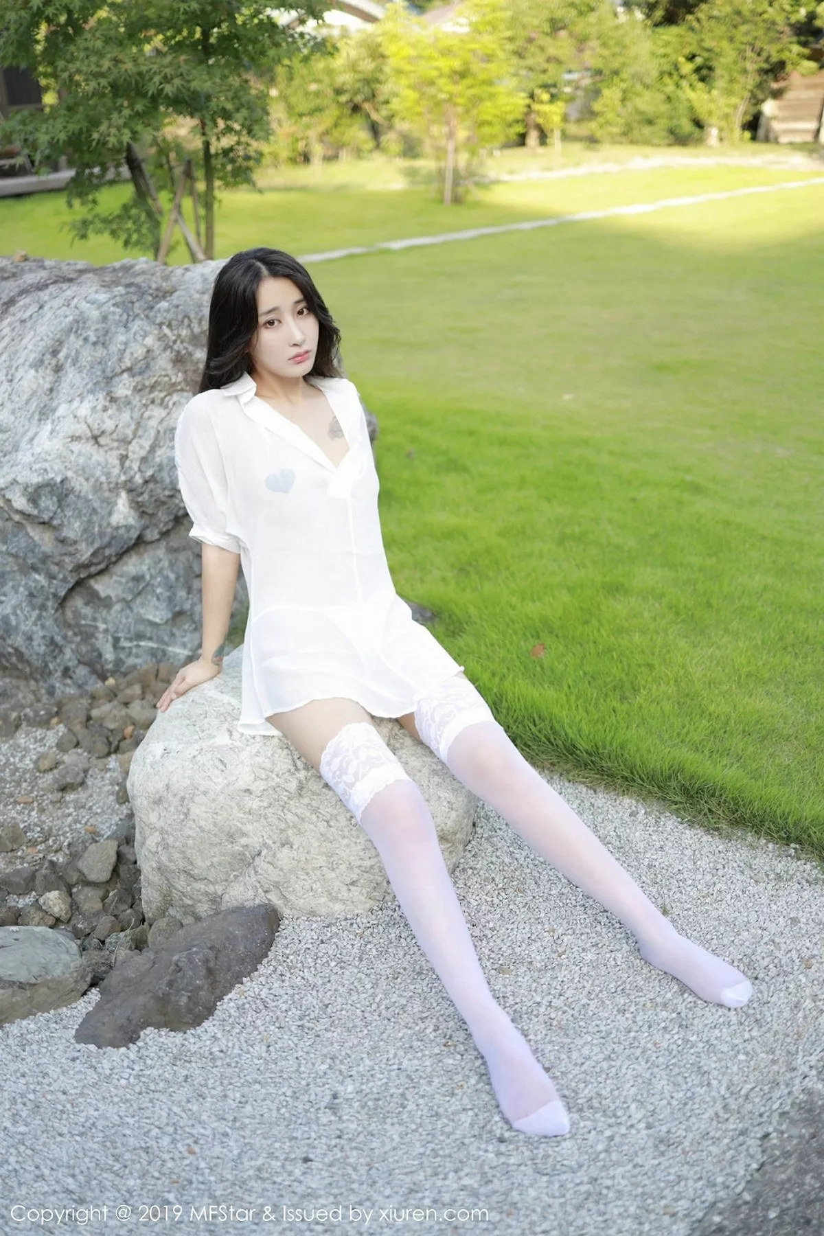 秀人集.com_[MFStar模范学院]Vol.219_嫩模Betty林子欣日本旅拍户外白衬衣配蕾丝吊袜诱惑写真53P