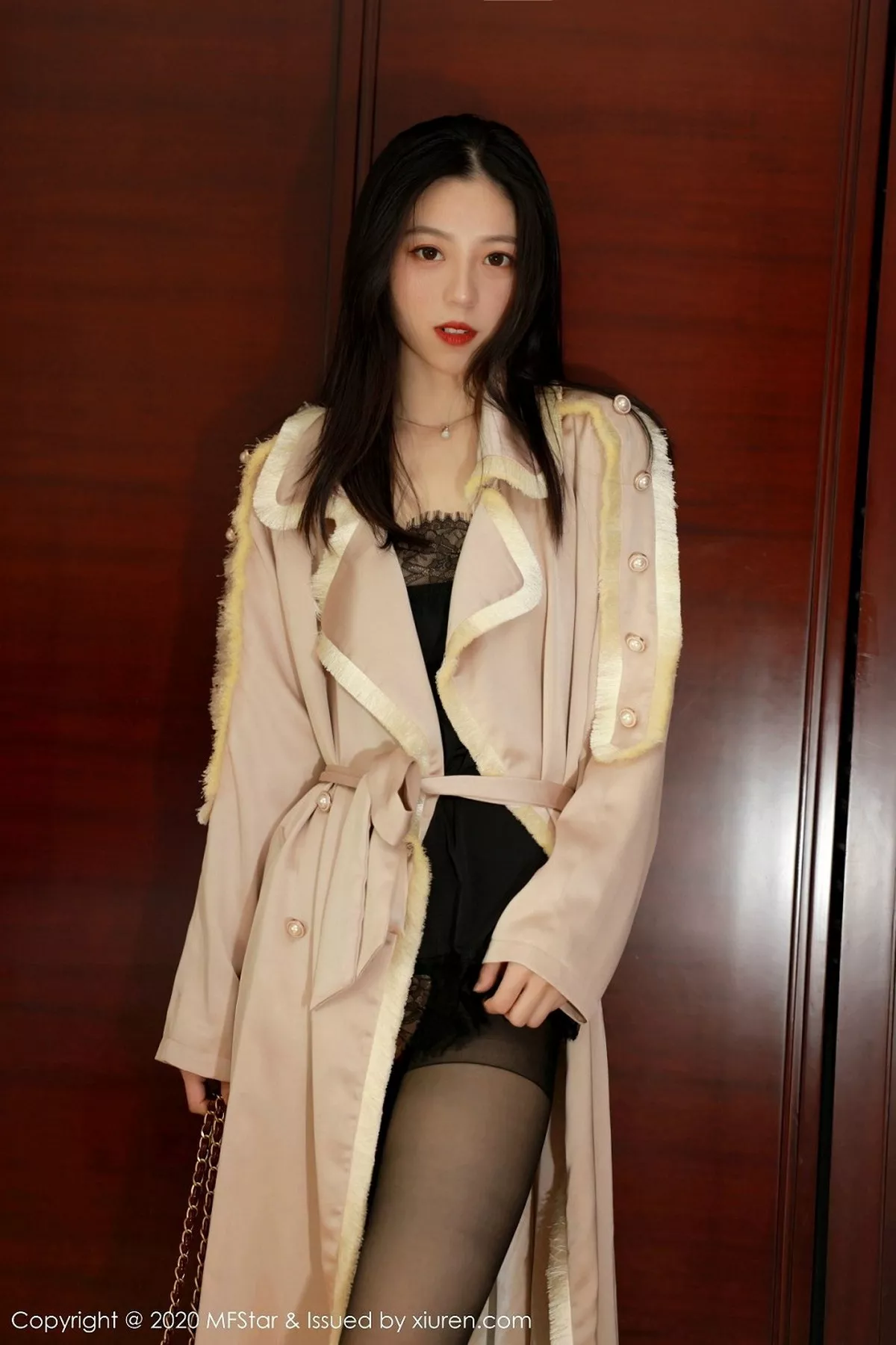 秀人集.com_[MFStar模范学院]Vol.325_嫩模言沫私房黑色缕空情趣内衣配开档黑丝极致魅惑写真61P