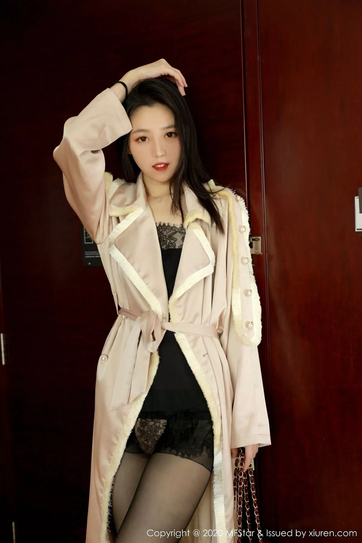 秀人集.com_[MFStar模范学院]Vol.325_嫩模言沫私房黑色缕空情趣内衣配开档黑丝极致魅惑写真61P