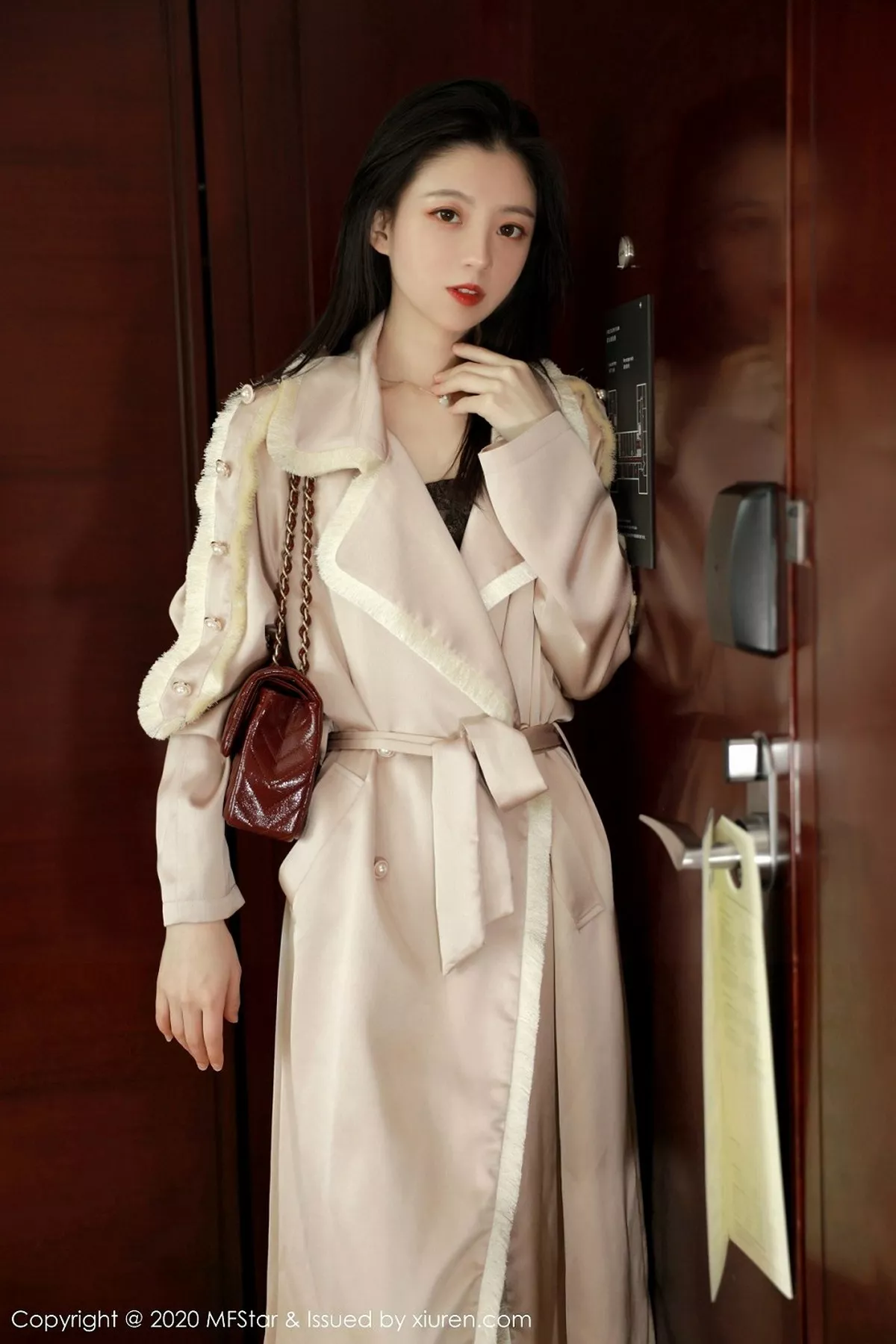 秀人集.com_[MFStar模范学院]Vol.325_嫩模言沫私房黑色缕空情趣内衣配开档黑丝极致魅惑写真61P