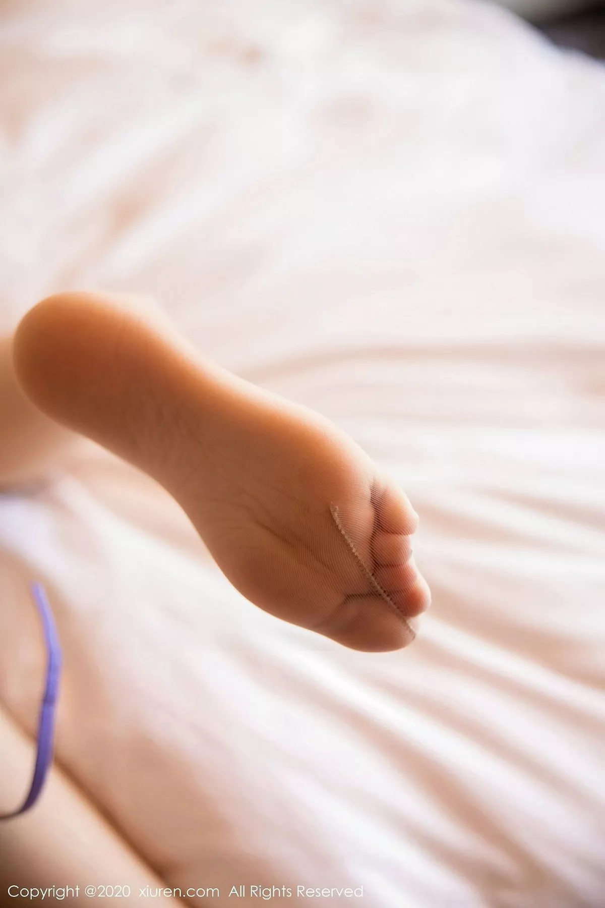 秀人集.com_[XiuRen秀人网]No.2171_女神芝芝Booty私房床上薄透服饰配无内肉丝裤袜撩人诱惑写真80P