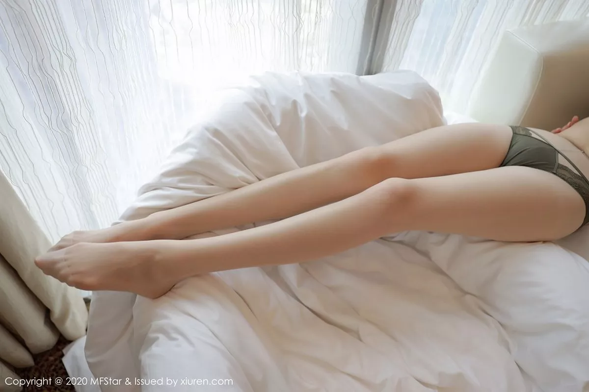 秀人集.com_[MFStar模范学院]Vol.345_嫩模林小艺性感内衣主题私房床上全裸上身惹火诱惑写真54P