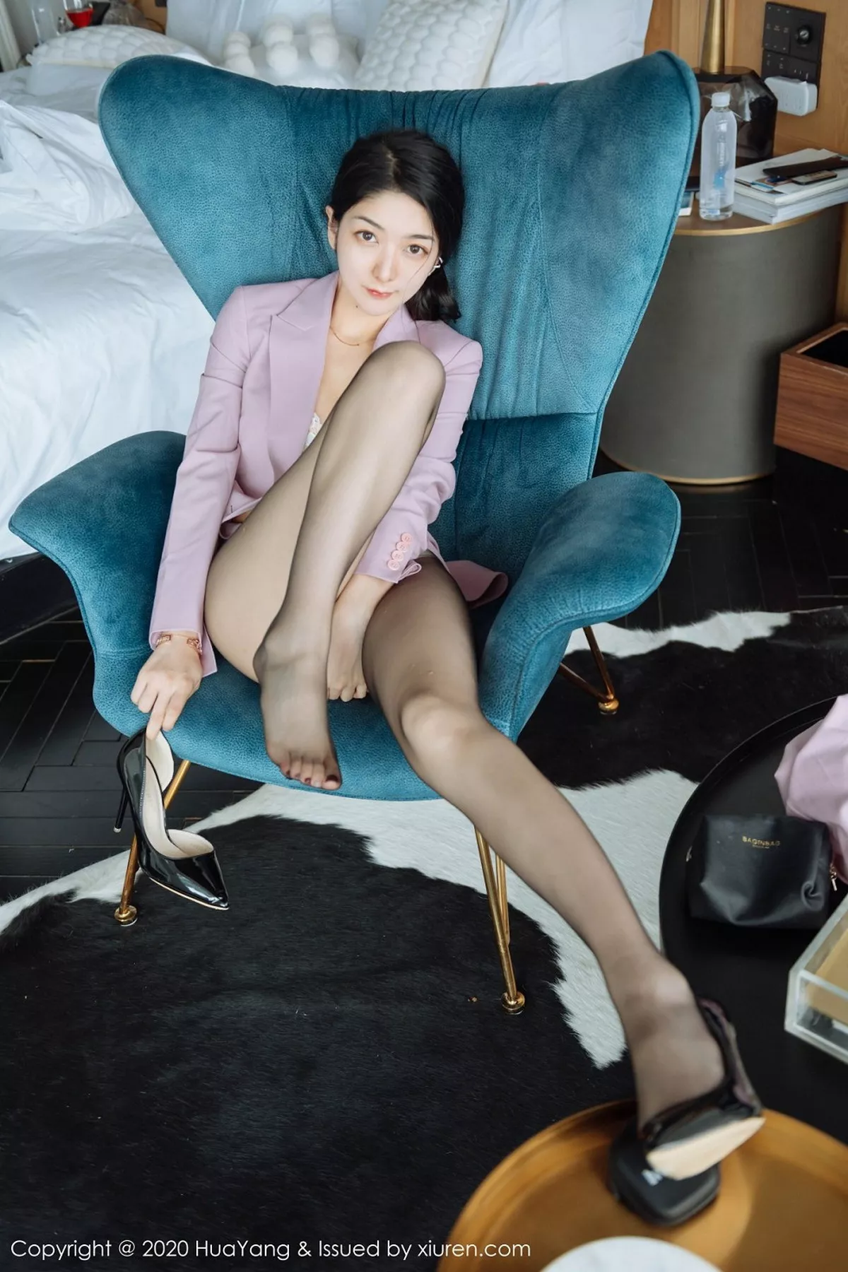 秀人集.com_[HuaYang花漾]Vol.255_女神Angela小热巴云南旅拍白色蕾丝内衣配开档黑丝诱惑写真60P