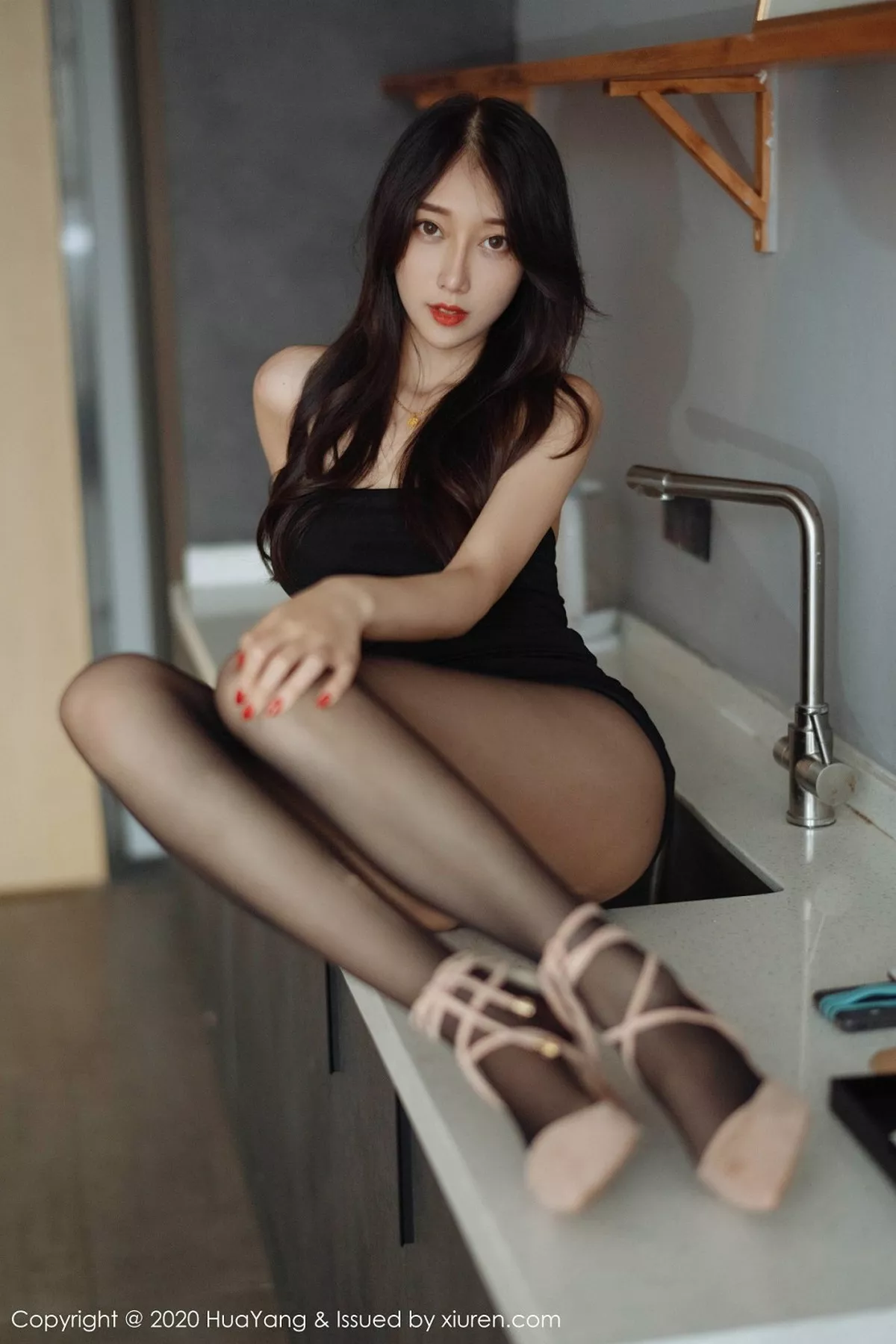 秀人集.com_[HuaYang花漾]Vol.279_模特玥儿玥er私房黑色吊裙配黑丝裤袜露豹纹内裤诱惑写真71P