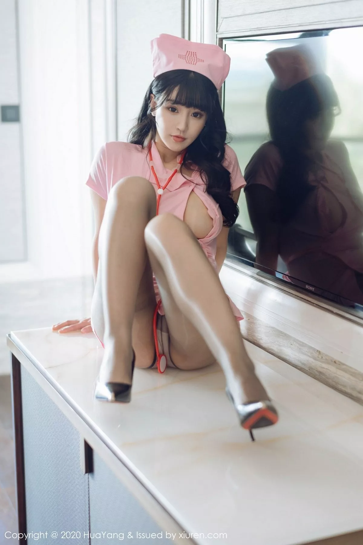 秀人集.com_[HuaYang花漾]Vol.302_女神朱可儿Flower西双版纳旅拍粉色护士装秀火辣身材诱惑写真49P