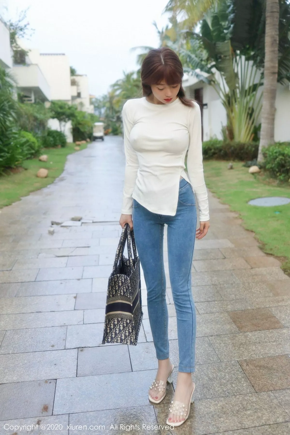 秀人集.com_[XiuRen秀人网]No.2785_嫩模佘贝拉bella三亚旅拍紧身牛仔裤主题私房半脱露翘臀诱惑写真51P