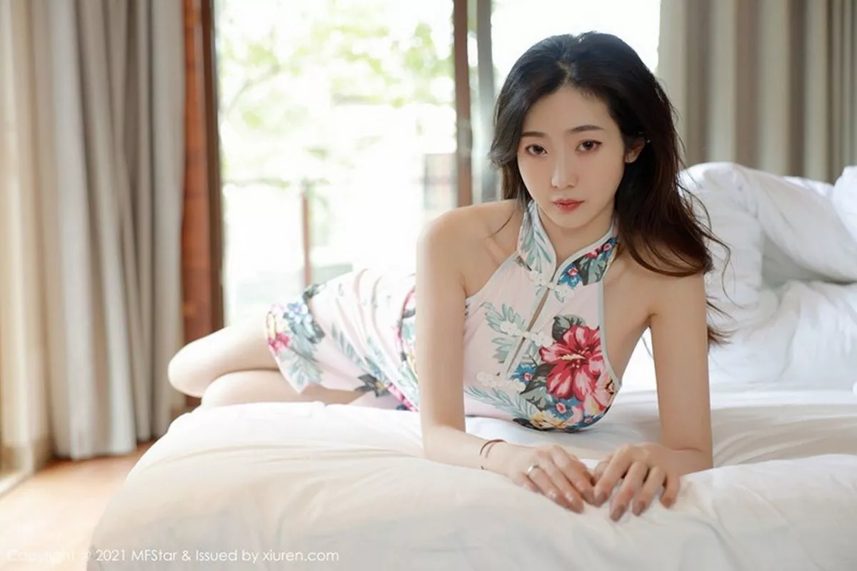 秀人集.com_[MFStar模范学院]Vol.431_嫩模安琪Yee三亚旅拍华丽典雅旗袍配肉丝裤袜完美诱惑写真45P