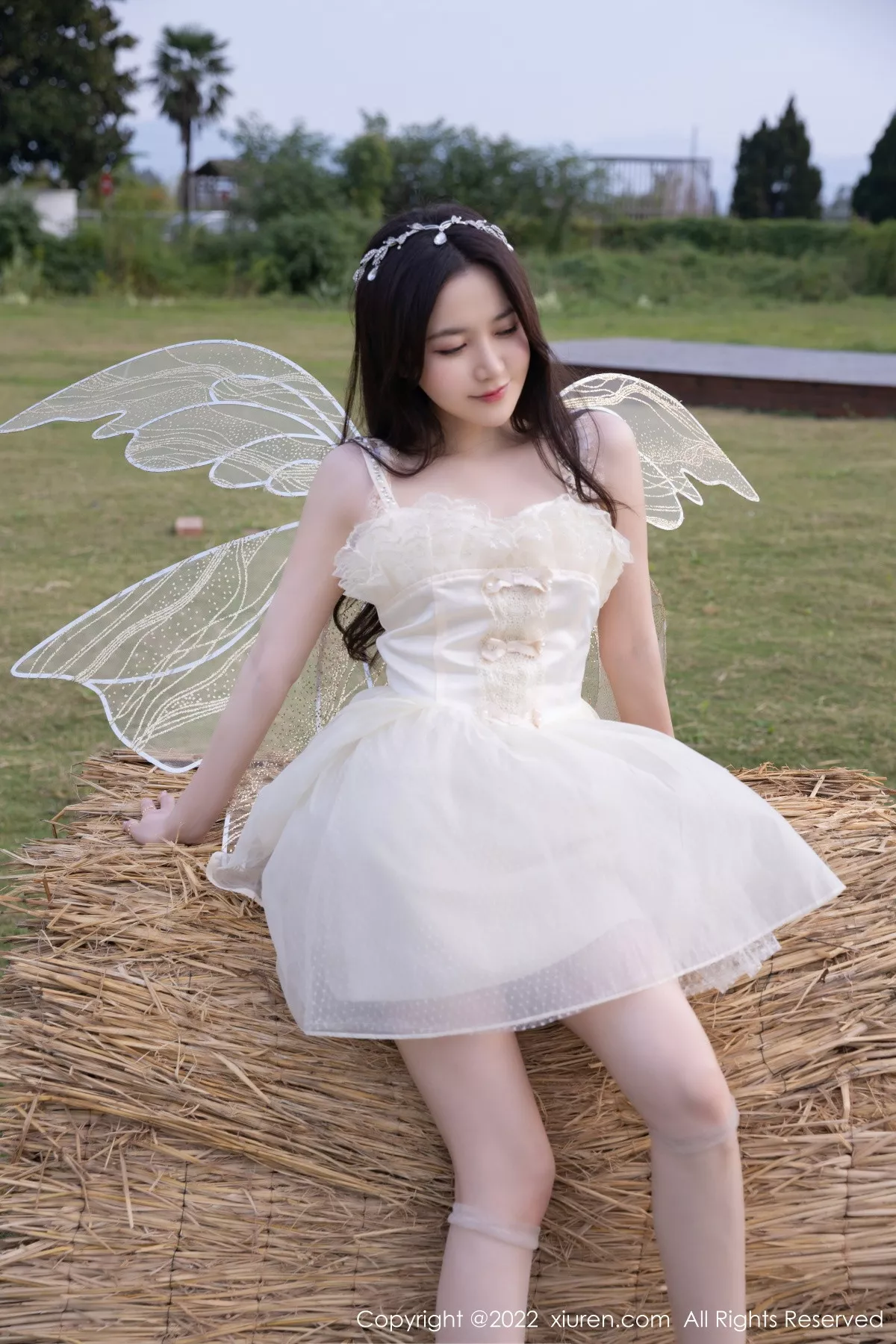 秀人集.com_[XiuRen秀人网]No.5715_模特鱼子酱Fish户外场景性感白色羽翼公主裙配原色丝袜迷人写真82P