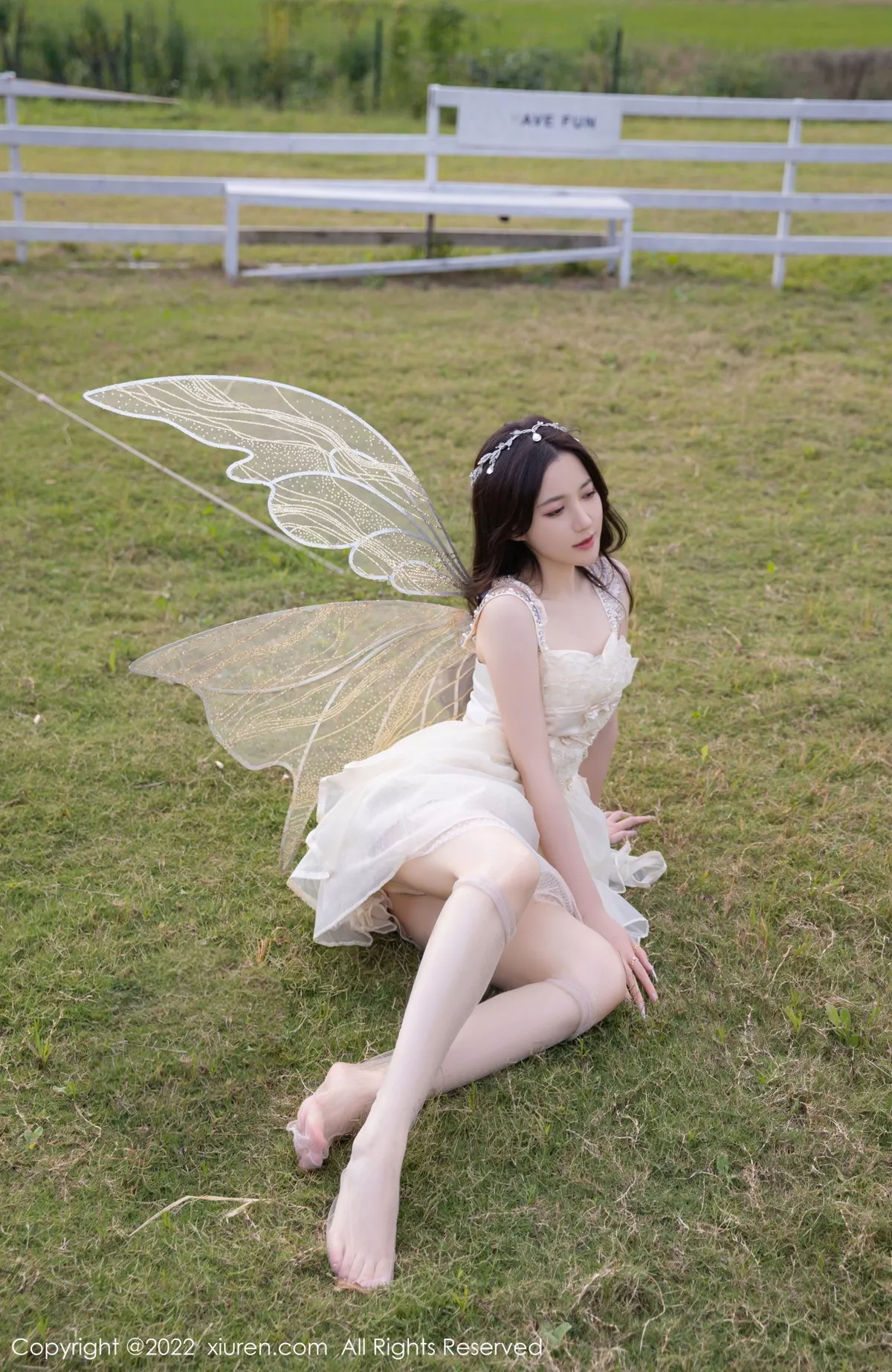 秀人集.com_[XiuRen秀人网]No.5715_模特鱼子酱Fish户外场景性感白色羽翼公主裙配原色丝袜迷人写真82P