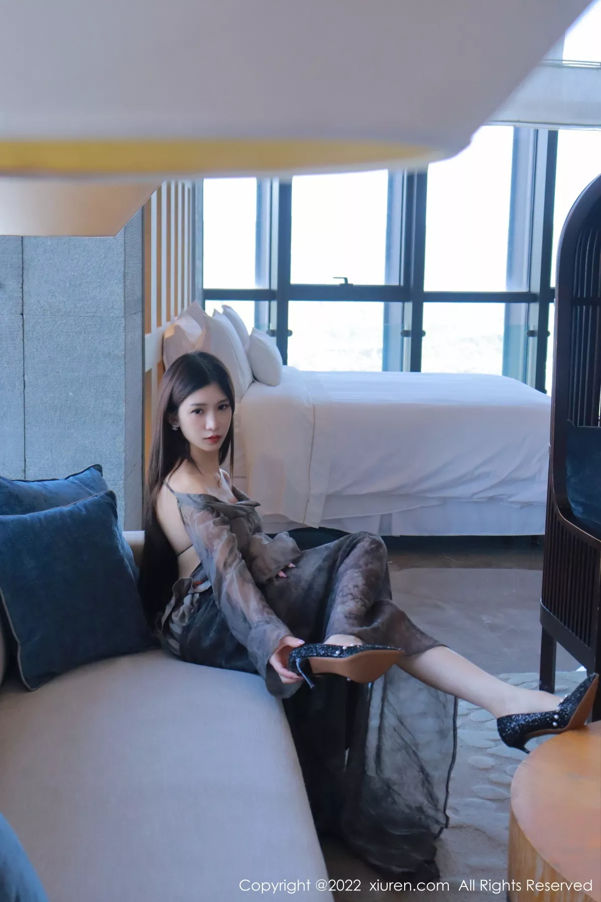 秀人集.com_[XiuRen秀人网]No.5857_模特hebe韩心雨暗灰色上衣配性感长裙露丁字裤秀翘臀诱惑写真50P