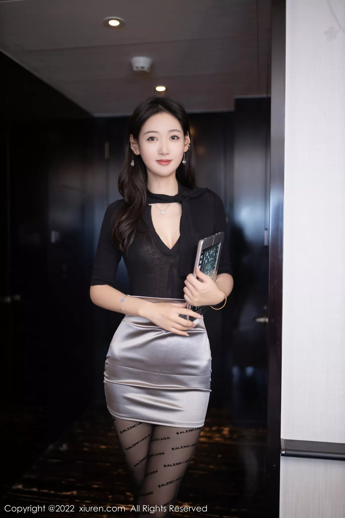 秀人集.com_[XiuRen秀人网]No.5887_模特唐安琪秘书角色黑色收身衣配银色短裙秀曼妙身姿诱惑写真78P