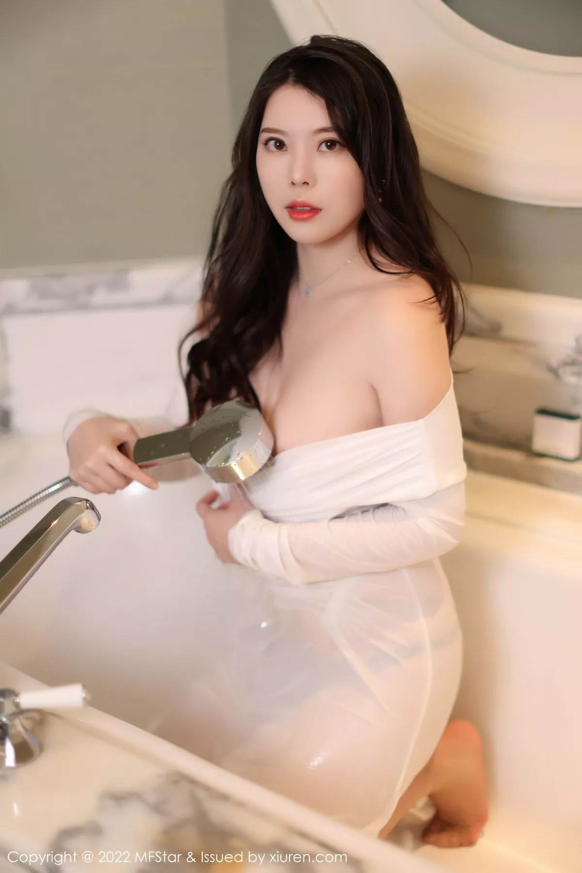 秀人集.com_[MFStar模范学院]Vol.576_模特白茹雪浴室场景白色露肩连衣长裙半脱秀雪嫩肌肤诱惑写真51P