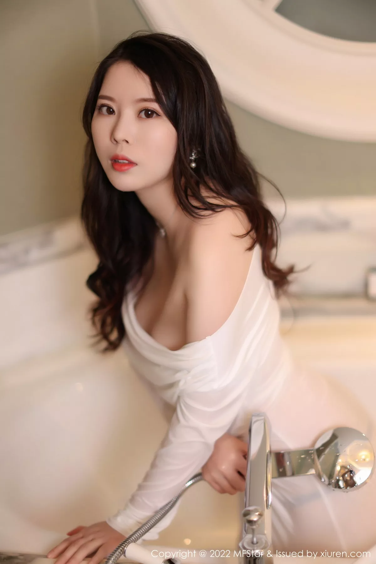 秀人集.com_[MFStar模范学院]Vol.576_模特白茹雪浴室场景白色露肩连衣长裙半脱秀雪嫩肌肤诱惑写真51P