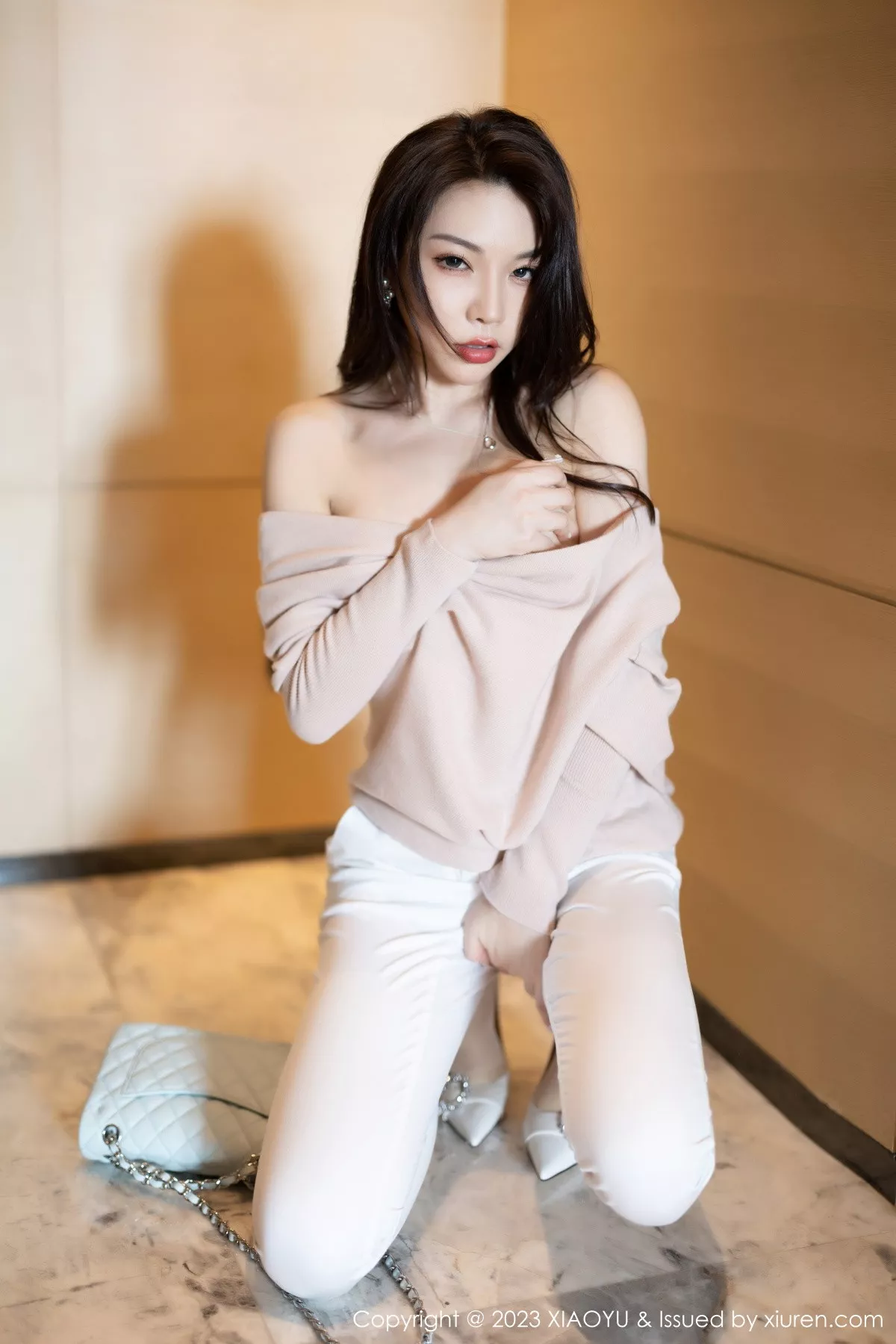 秀人集.com_[XiaoYu画语界]Vol.940_女神徐莉芝Booty浅暖色上衣配白色长裤露白色刺绣内衣诱惑写真93P