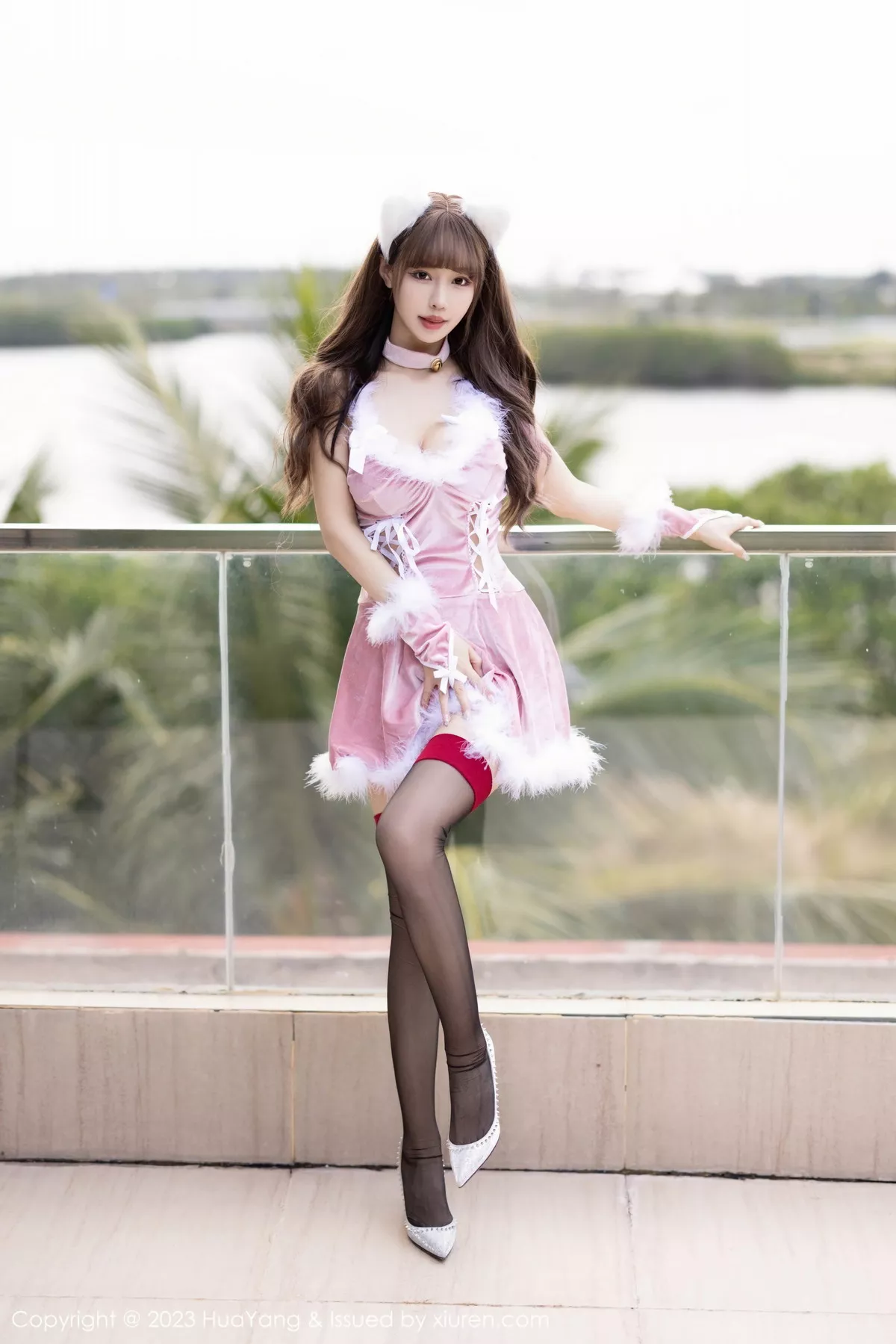 秀人集.com_[HuaYang花漾]Vol.526_女神朱可儿Flora大理旅拍性感粉色连衣短裙秀雪峰美臀诱惑写真71P