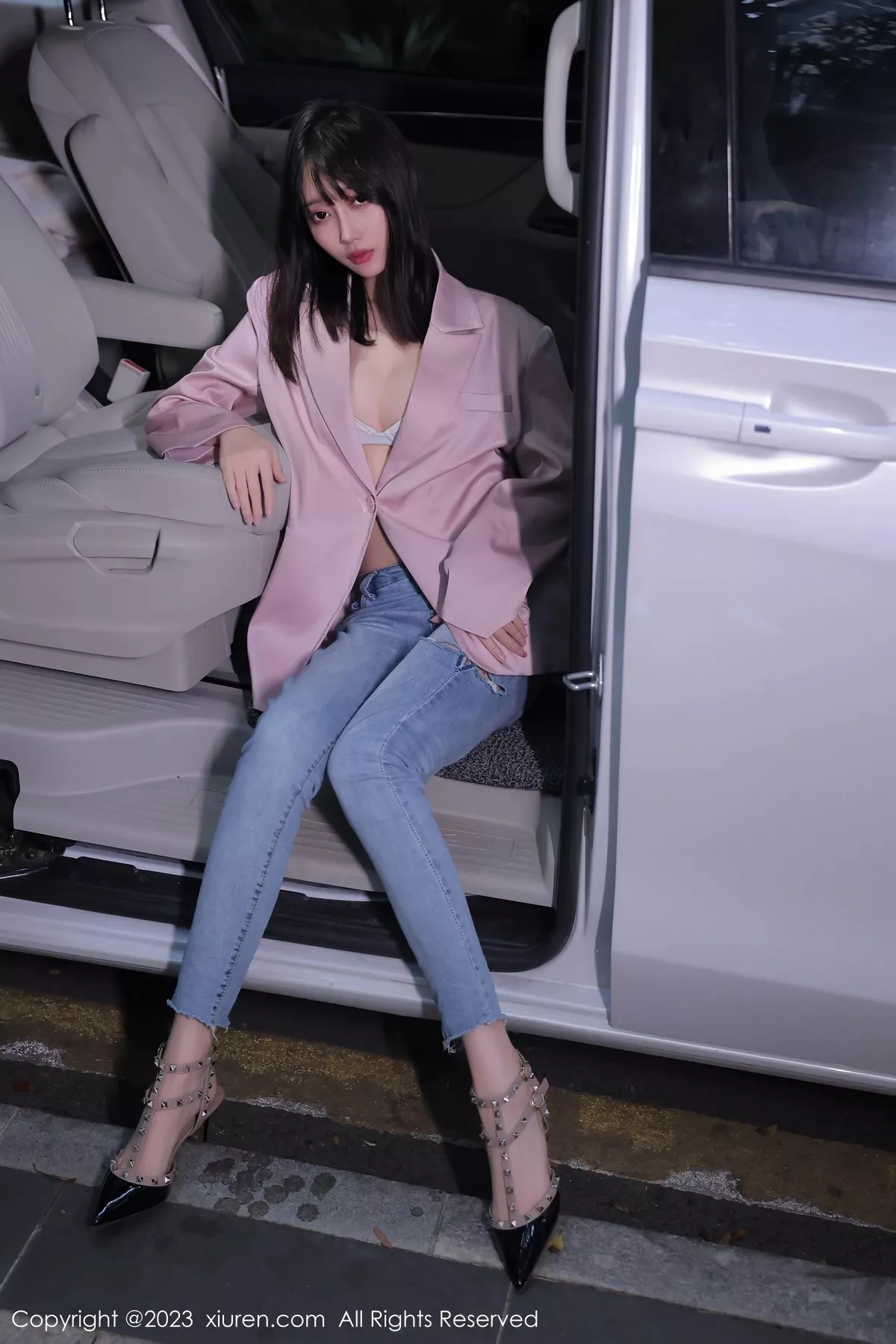 秀人集.com_[XiuRen秀人网]No.6355_模特玥儿玥er万宁旅拍粉灰色上衣配牛仔裤露白色内衣诱惑写真55P