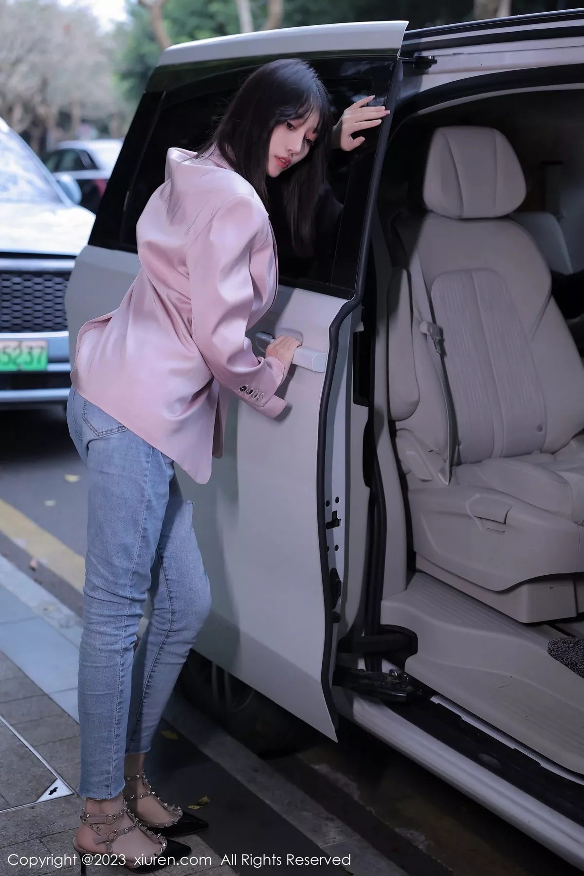 秀人集.com_[XiuRen秀人网]No.6355_模特玥儿玥er万宁旅拍粉灰色上衣配牛仔裤露白色内衣诱惑写真55P