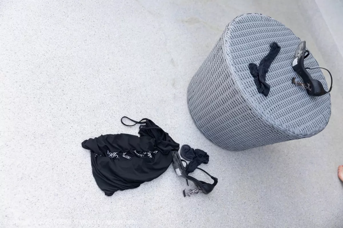 秀人集.com_[YouMi尤蜜荟]Vol.912_女神Carol周妍希性感黑色吊带短裙配黑丝袜秀多姿身材诱惑写真78P