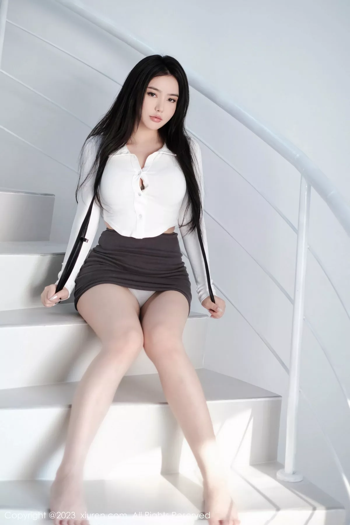 秀人集.com_[XiuRen秀人网]No.6553_女神Manuela玛鲁娜性感白T配灰色短裙秀浑圆翘臀迷人诱惑写真42P