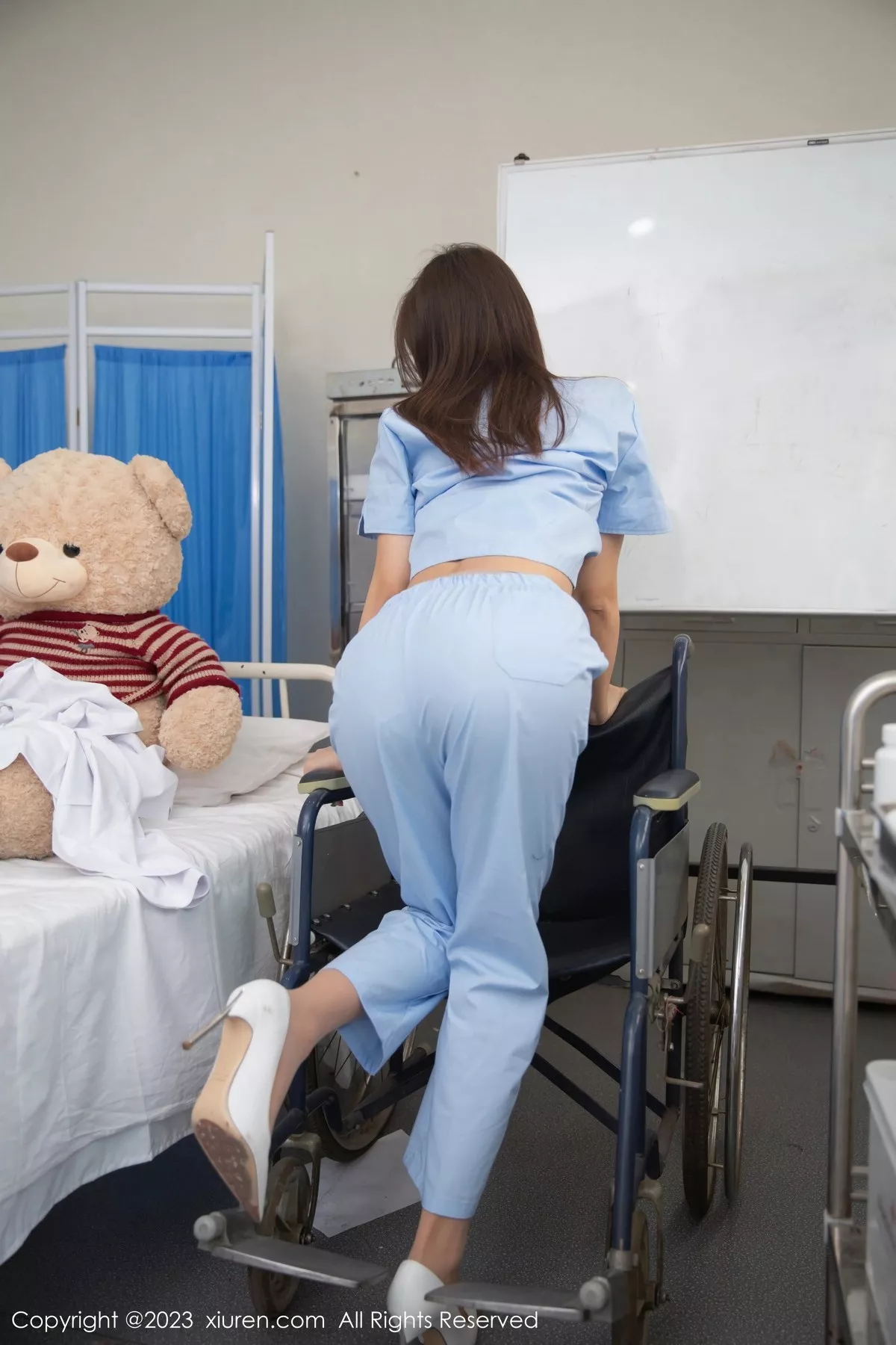 秀人集.com_[XiuRen秀人网]No.6849_女神绮里嘉ula美女医生装扮露蓝色蕾丝内衣秀曼妙身姿诱惑写真83P