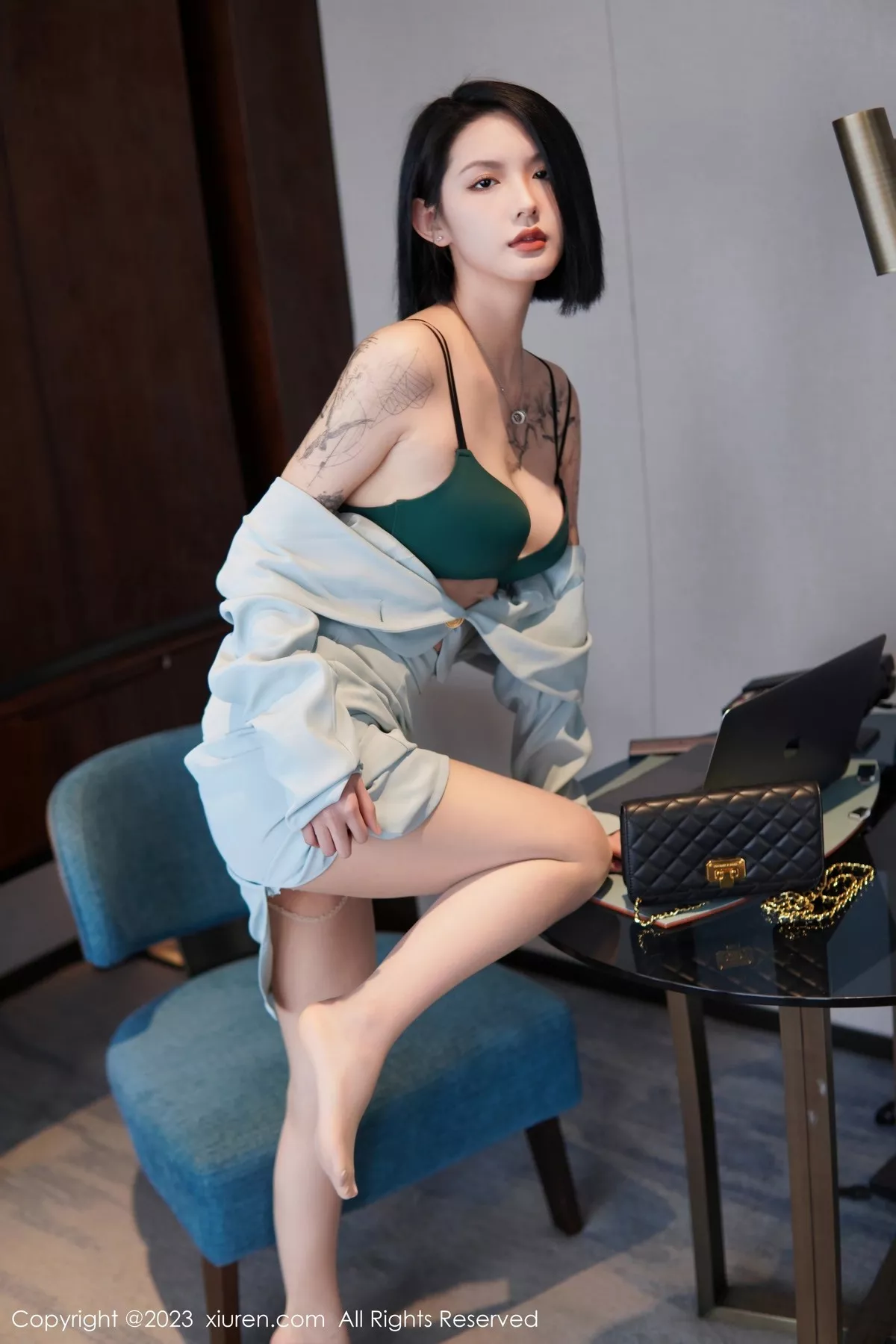 秀人集.com_[XiuRen秀人网]No.6885_模特乔一一性感淡蓝色Ol服饰露墨绿色内衣配原色丝袜诱惑写真74P