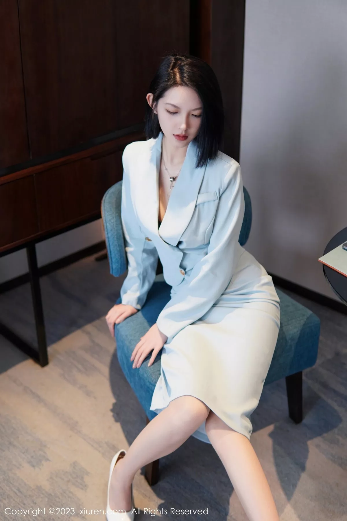 秀人集.com_[XiuRen秀人网]No.6885_模特乔一一性感淡蓝色Ol服饰露墨绿色内衣配原色丝袜诱惑写真74P