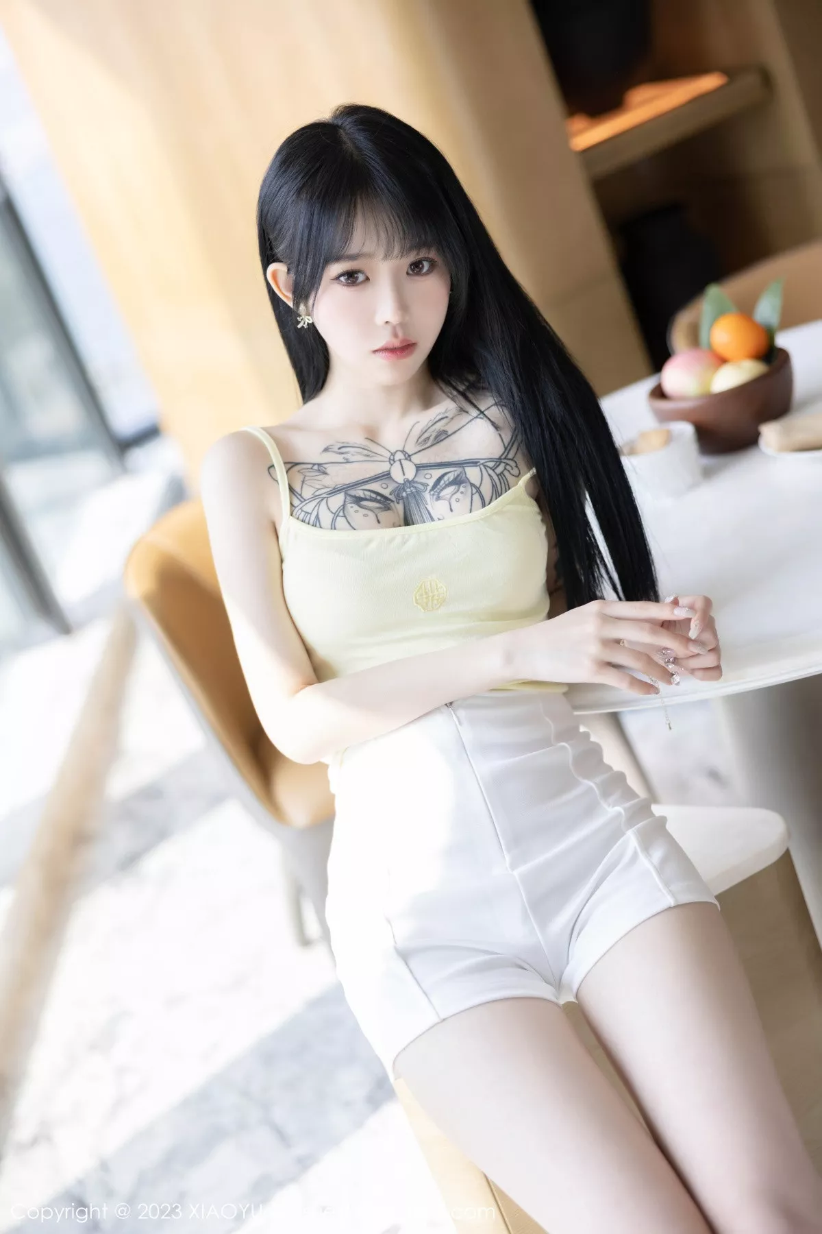 秀人集.com_[XiaoYu画语界]Vol.1047_模特奶瓶黑色露肩短款上衣+性感蛋黄色吊带秀曼妙身姿诱惑写真98P