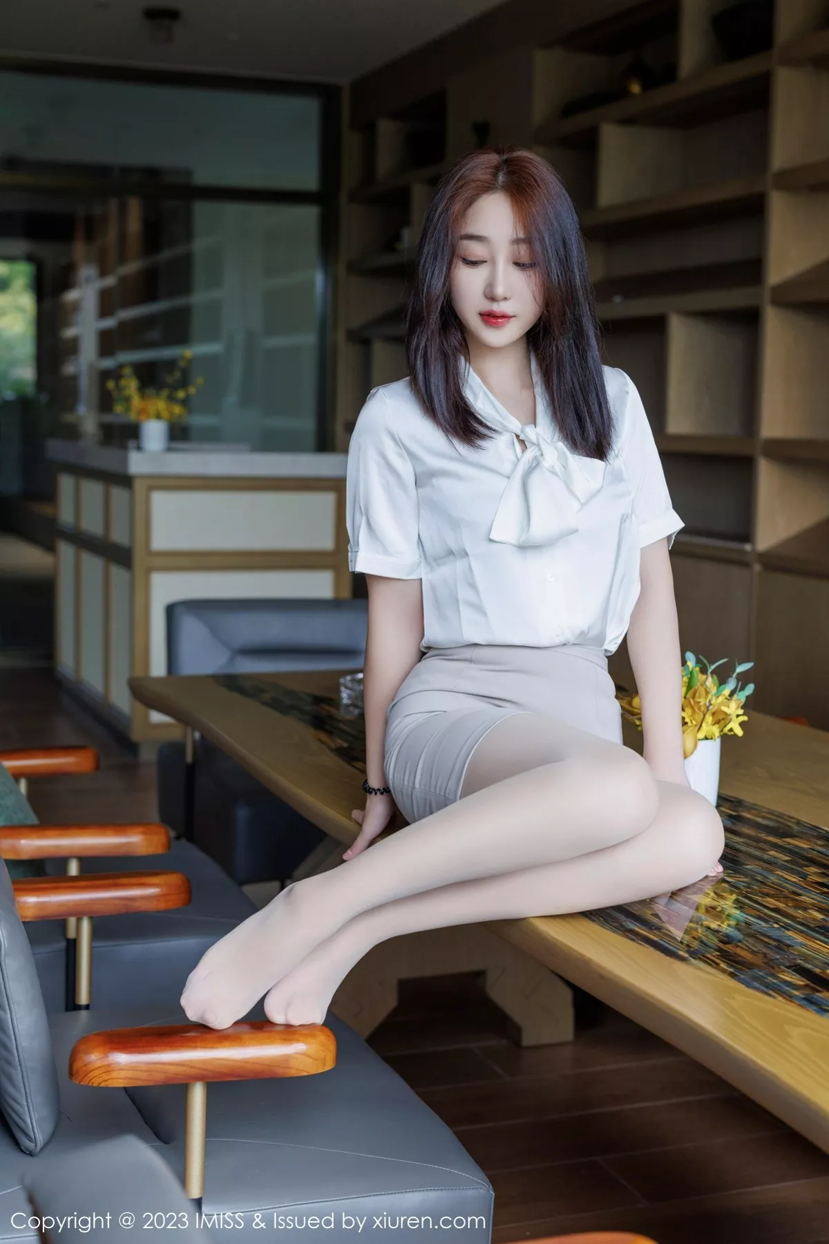 秀人集.com_[IMISS爱蜜社]Vol.735_模特九月生灰色职业装露性感红色蕾丝内衣秀完美身材诱惑写真57P