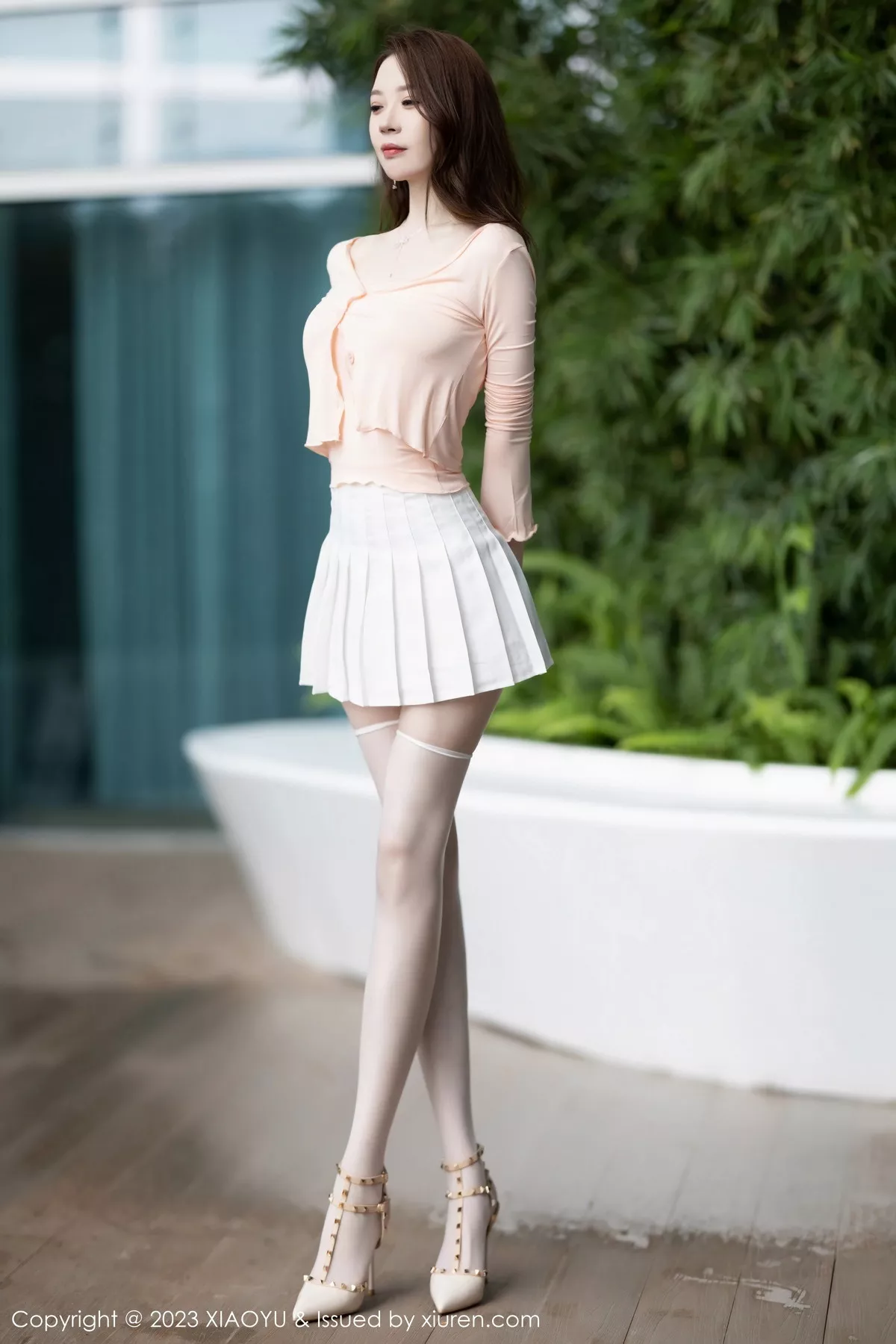 秀人集.com_[XiaoYu画语界]Vol.1069_模特梦心玥粉色上衣配白短裙露白丝袜秀高挑曼妙身姿诱惑写真85P
