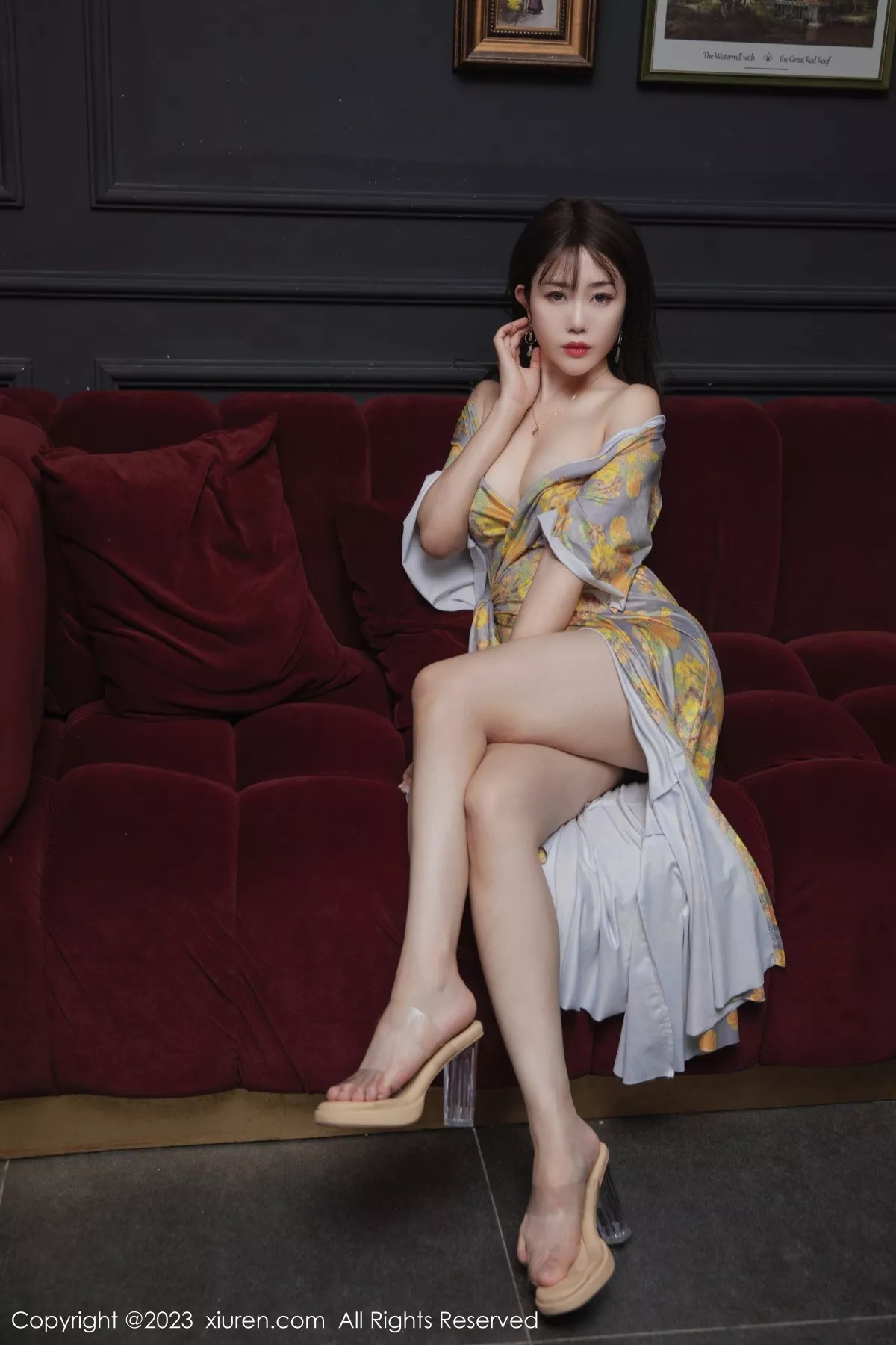 秀人集.com_[XiuRen秀人网]No.6949_模特严利娅Yuliya性感黄灰色睡裙半撩秀翘臀美腿惹火诱惑写真84P