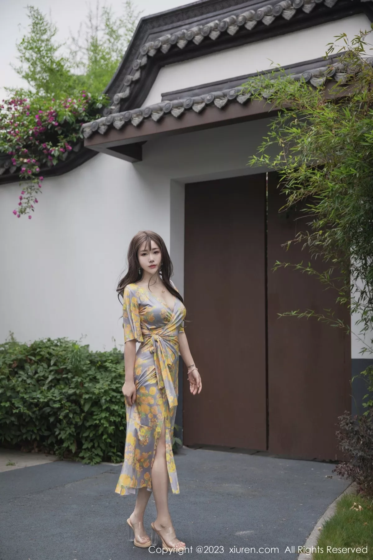 秀人集.com_[XiuRen秀人网]No.6949_模特严利娅Yuliya性感黄灰色睡裙半撩秀翘臀美腿惹火诱惑写真84P