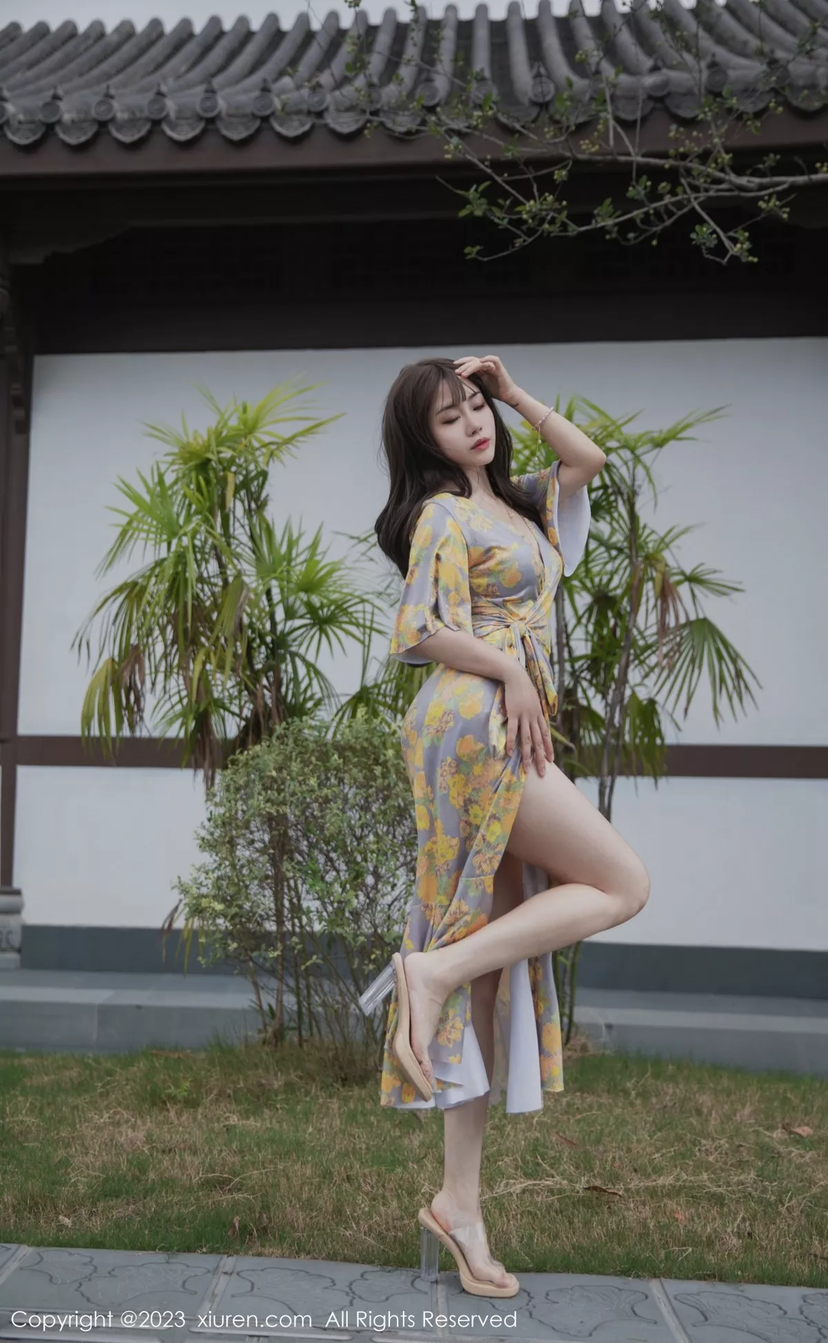 秀人集.com_[XiuRen秀人网]No.6949_模特严利娅Yuliya性感黄灰色睡裙半撩秀翘臀美腿惹火诱惑写真84P