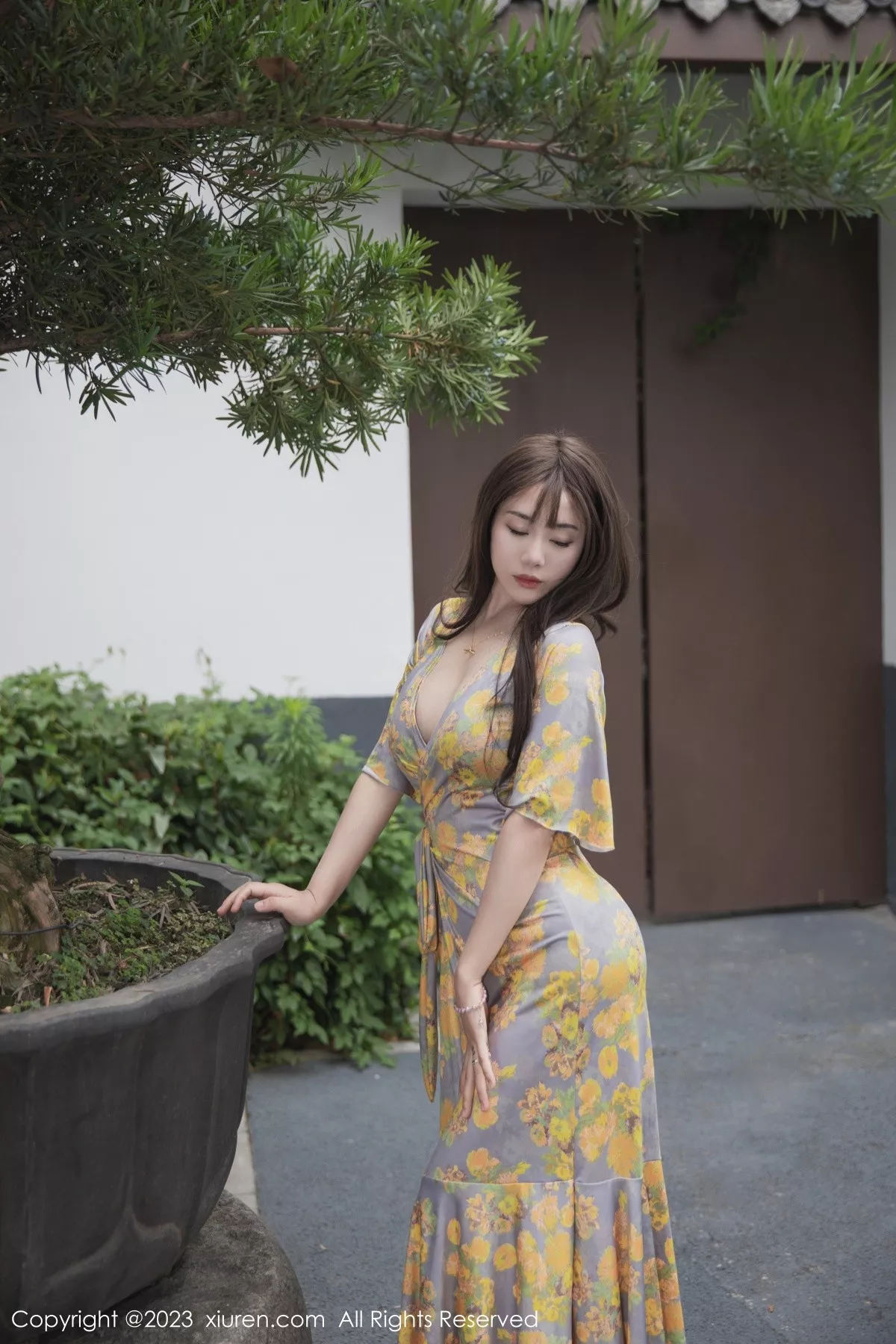 秀人集.com_[XiuRen秀人网]No.6949_模特严利娅Yuliya性感黄灰色睡裙半撩秀翘臀美腿惹火诱惑写真84P