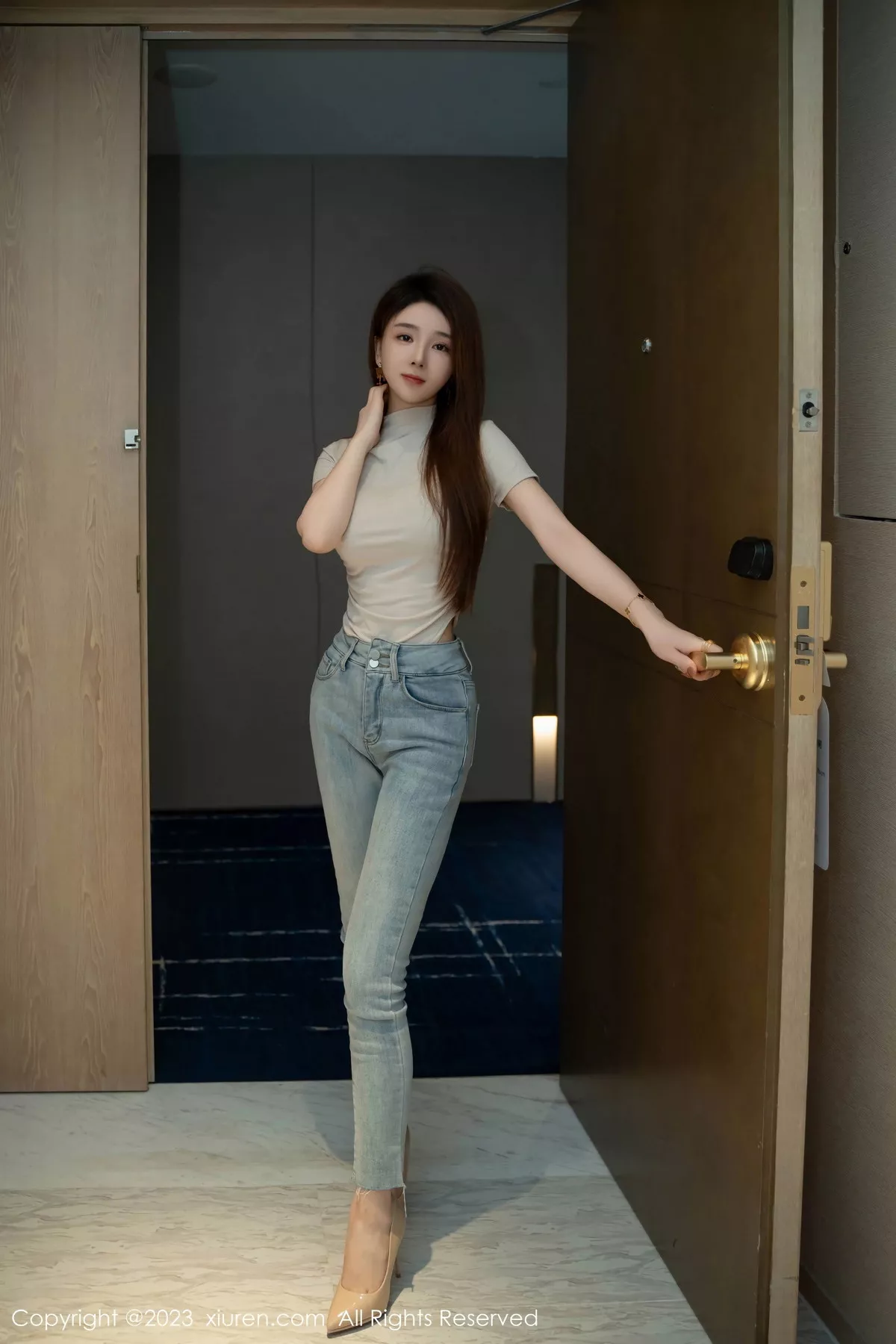 秀人集.com_[XiuRen秀人网]No.7586_新人模特雨儿baby性感浅色衣配牛仔裤半脱秀丰腴身材诱惑写真71P