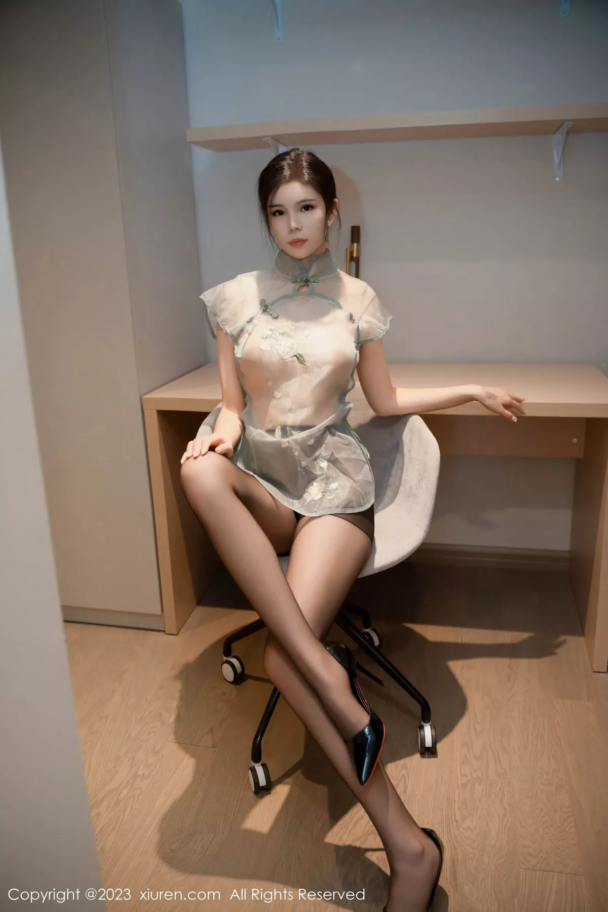 秀人集.com_[XiuRen秀人网]No.7599_模特雪糕CiCi私房性感浅色轻透旗袍配超薄黑丝极致魅惑写真77P