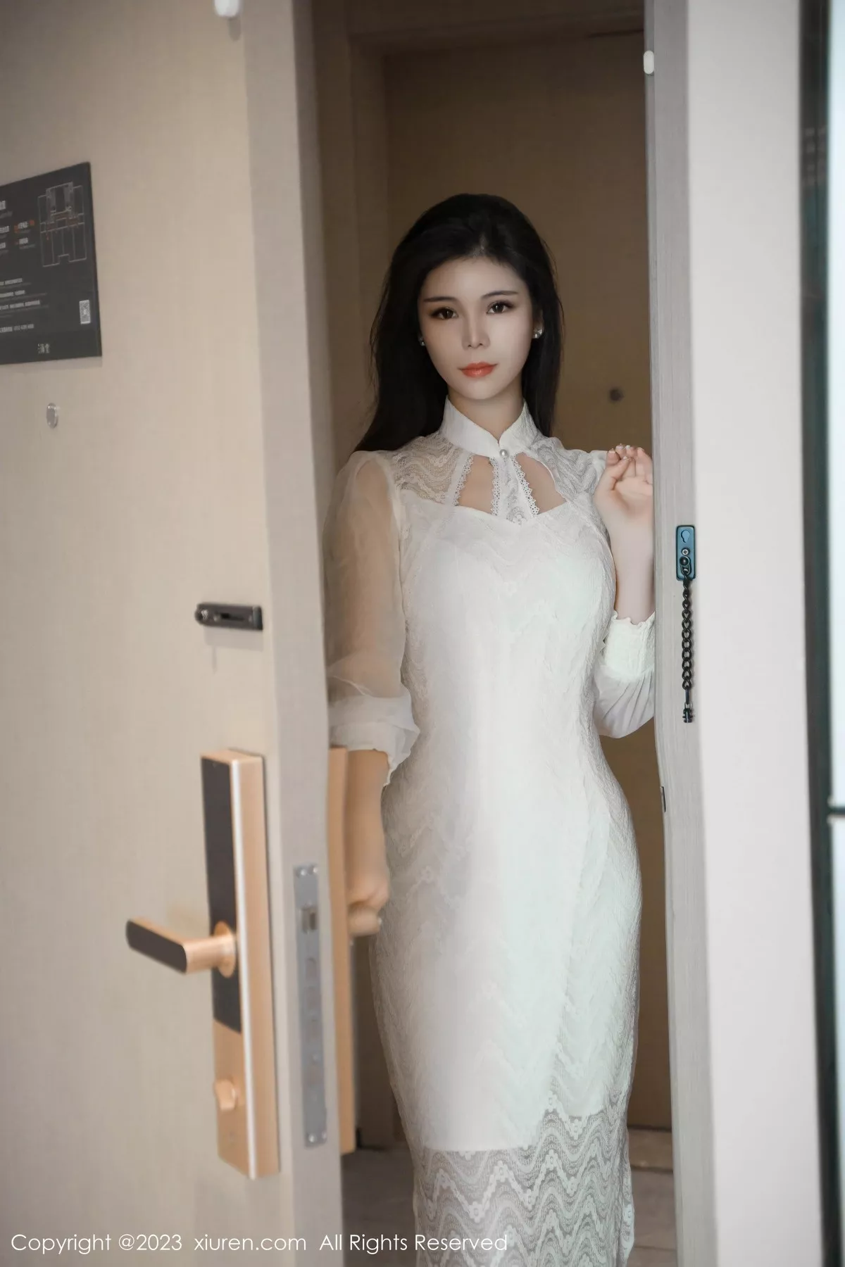 秀人集.com_[XiuRen秀人网]No.7559_模特雪糕CiCi性感白色旗袍露墨绿内衣配开档肉丝惹火诱惑写真76P