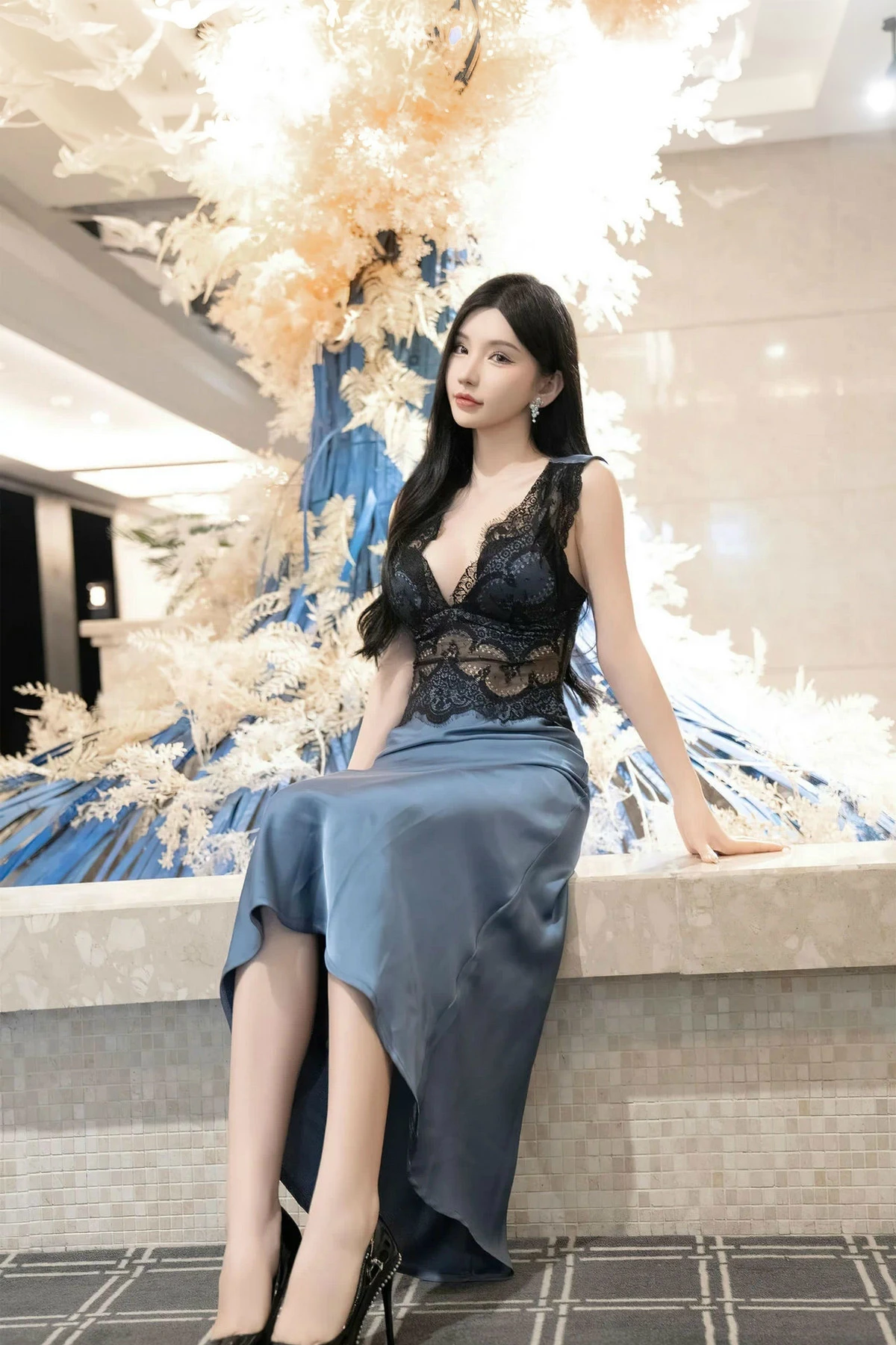 秀人集.com_[XiuRen秀人网]No.8242_女神周于希Sally性感蕾丝长裙+黑色薄纱连体衣秀完美身材诱惑写真115P