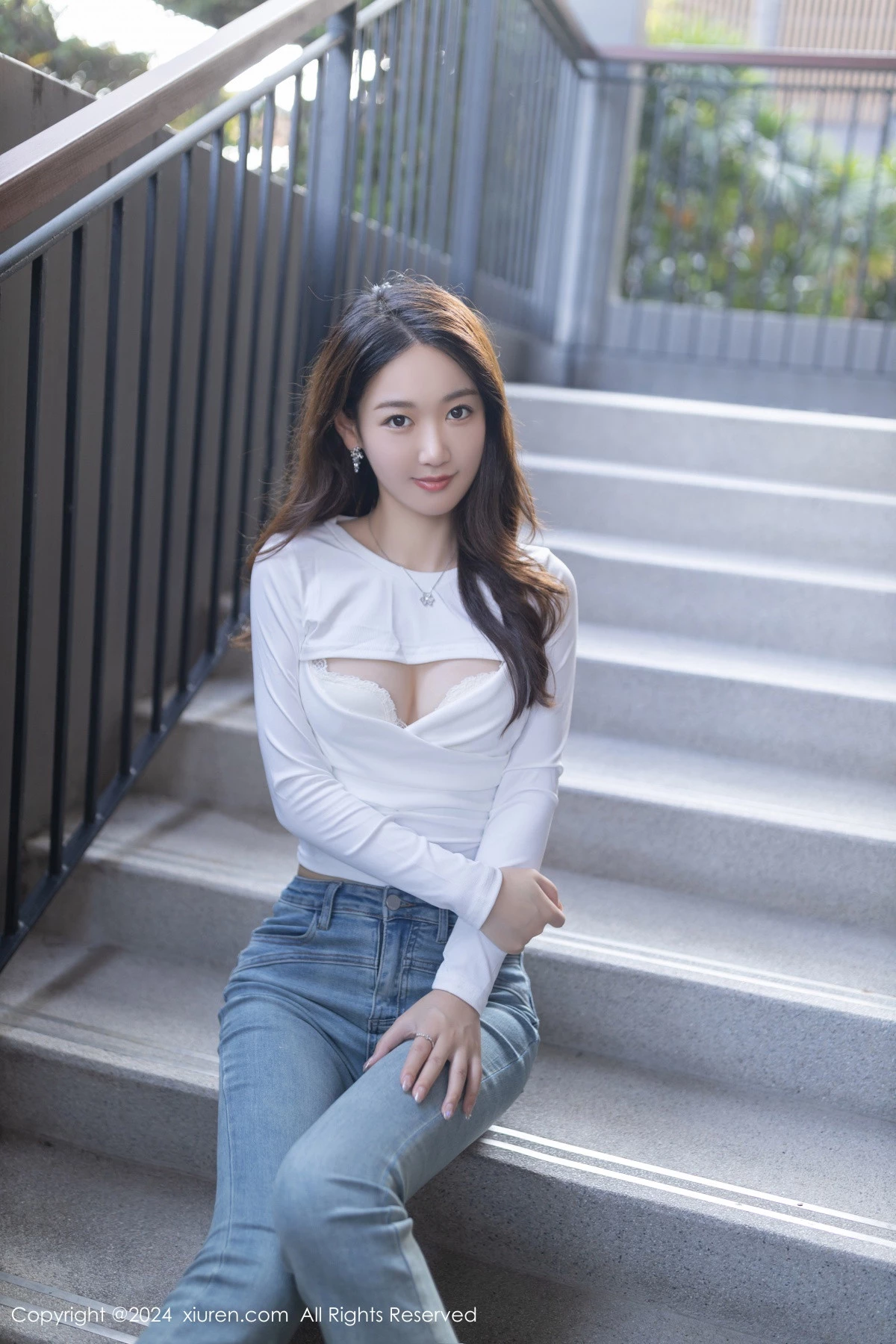 秀人集.com_[XiuRen秀人网]No.8250_模特唐安琪性感白色上衣配牛仔裤半脱秀曼妙身姿迷人诱惑写真80P