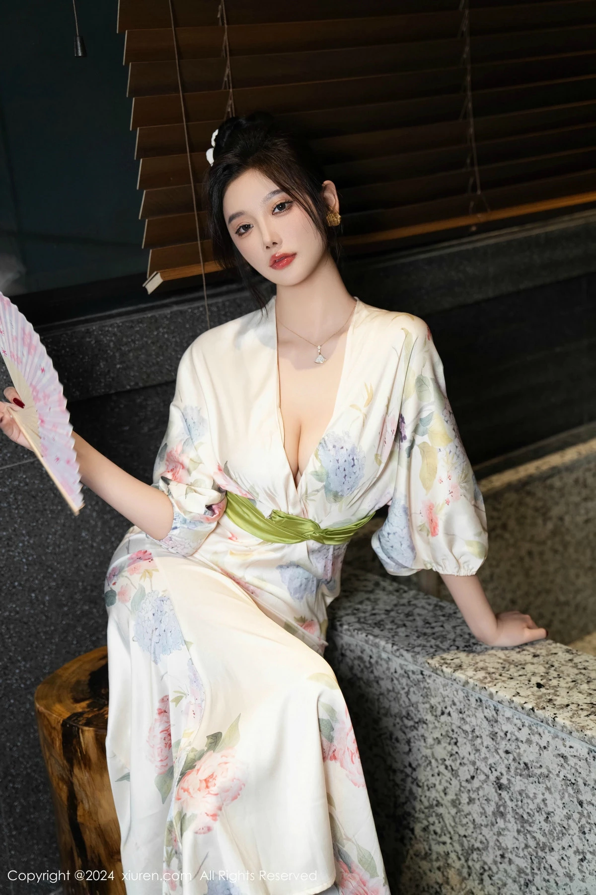 秀人集.com_[XiuRen秀人网]No.9470_女神杨晨晨Yome白色连衣裙+红色蕾丝情趣内衣秀丰腴身材诱惑写真99P