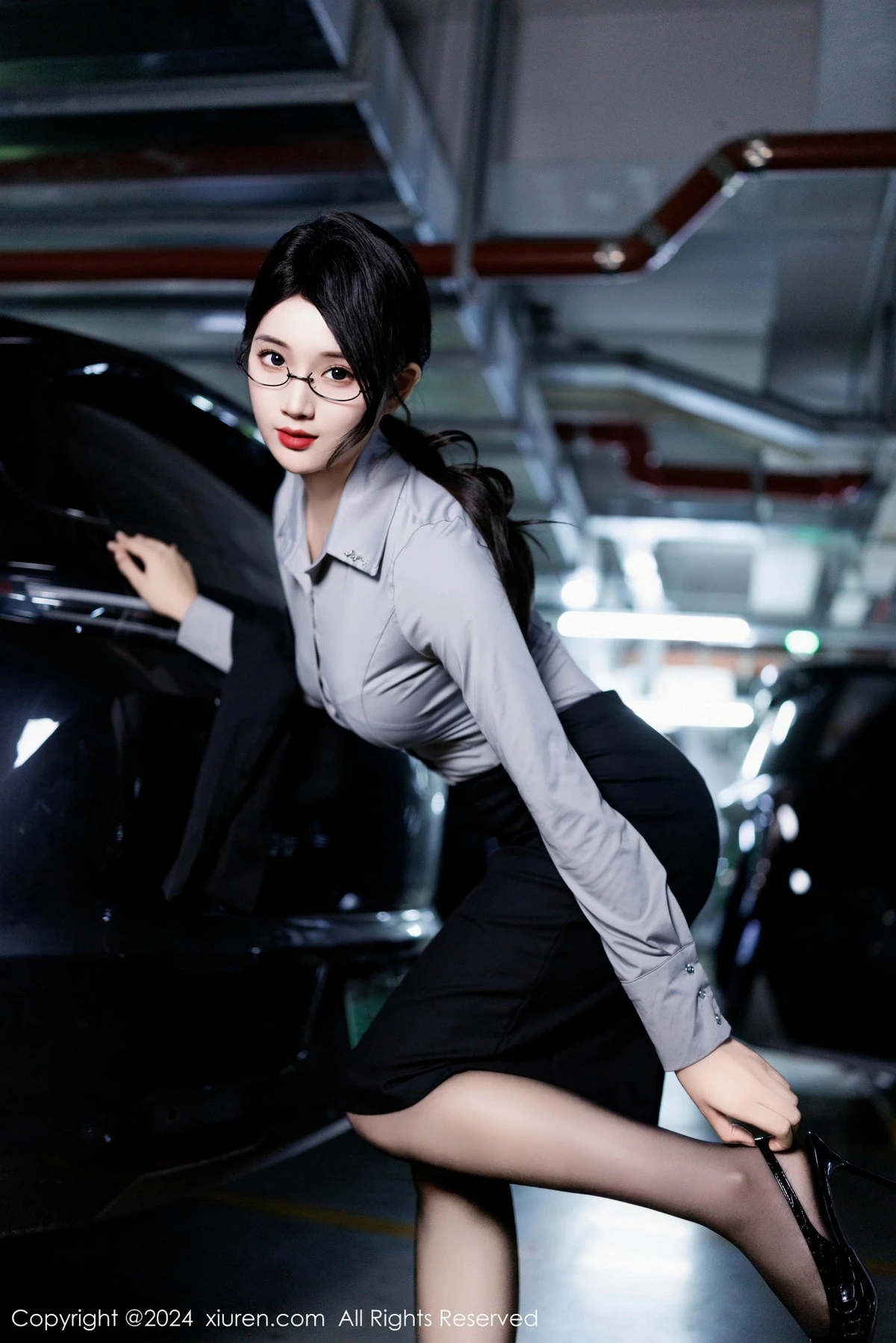 秀人集.com_[XiuRen秀人网]No.9567_新人模特南乔灰色OL服饰露性感内衣配黑丝吊袜秀美腿诱惑写真90P