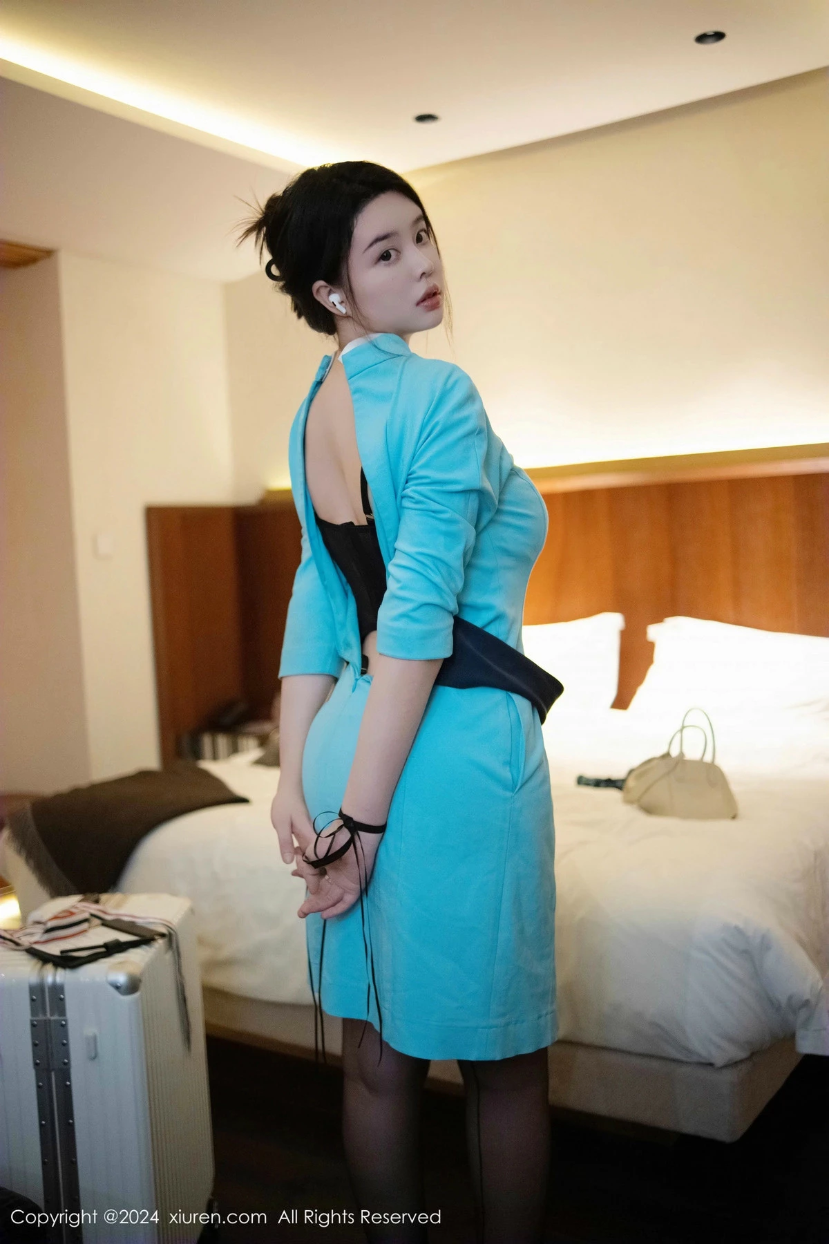 秀人集.com_[XiuRen秀人网]No.9609_模特樱桃小犊子蓝色空姐制服露黑色内衣配黑丝吊袜极致魅惑写真41P