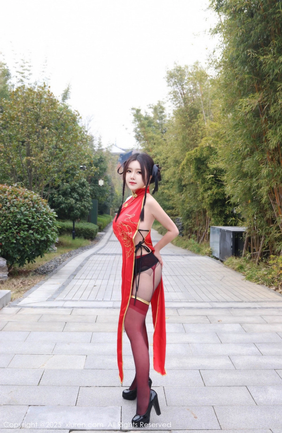 秀人集.com_[XiuRen秀人网]No.9834_模特小薯条nienie性感红色旗袍配红丝吊袜秀曼妙身姿诱惑写真131P