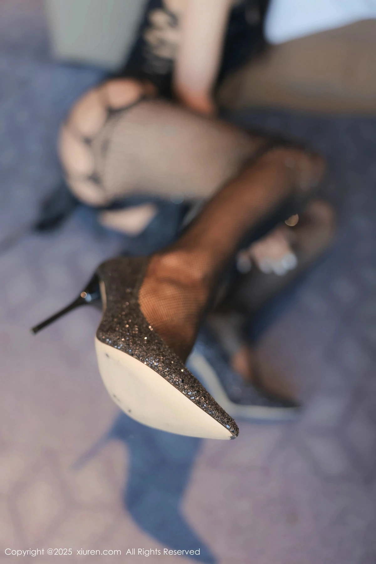 秀人集.com_[XiuRen秀人网]No.9990_模特艺艺yiyi私房性感黑色旗袍配黑丝吊袜秀曼妙身姿撩人诱惑写真57P