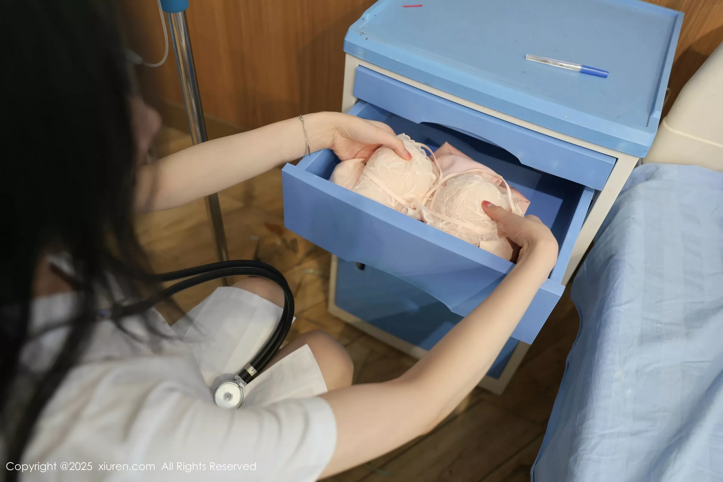 秀人集.com_[XiuRen秀人网]No.10256_模特布丁wow性感护士服露浅色内衣配肉丝袜秀曼妙身材诱惑写真80P