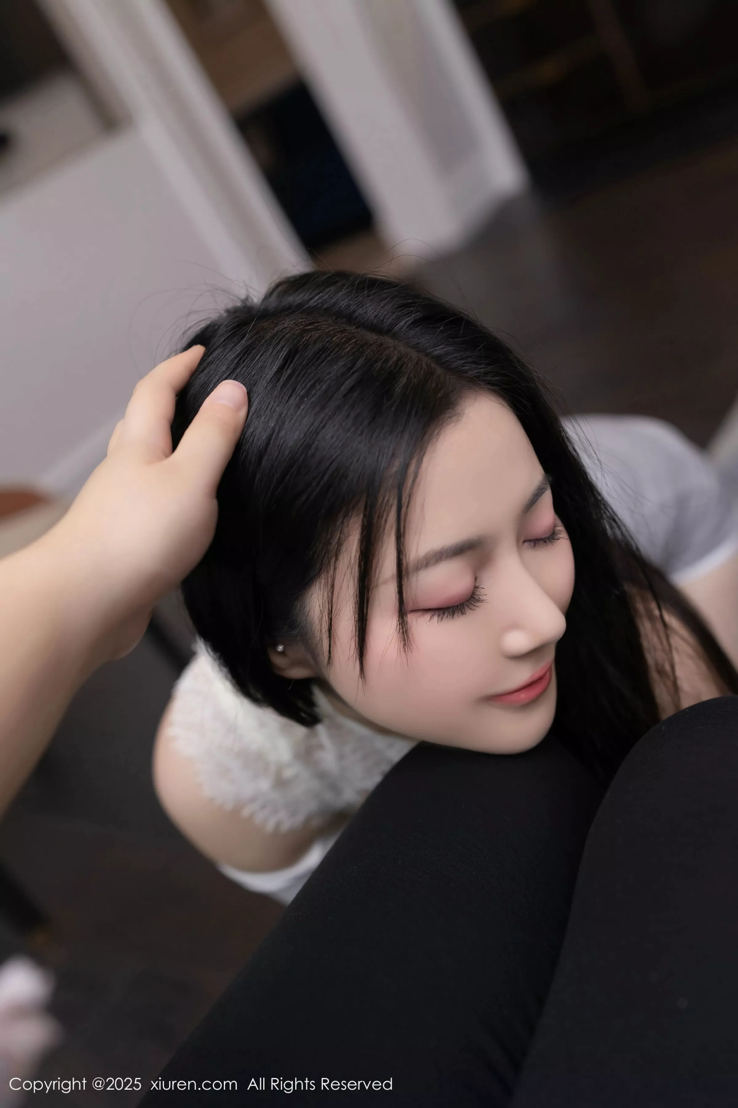 秀人集.com_[XiuRen秀人网]No.10261_模特鱼子酱Fish性感白色短T露白色内衣配开档白丝秀美腿诱惑写真80P